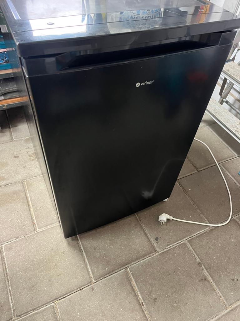 Kleine zwarte koelkast merk Veripart te koop, Minder dan 75 liter, Ophalen, Zo goed als nieuw, Met vriesvak