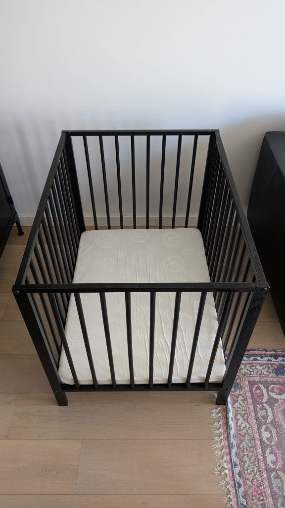 Box / babybox mat zwart ronde spijlen + boxmatras, Ophalen, Zo goed als nieuw, Rechthoekig, In hoogte verstelbaar