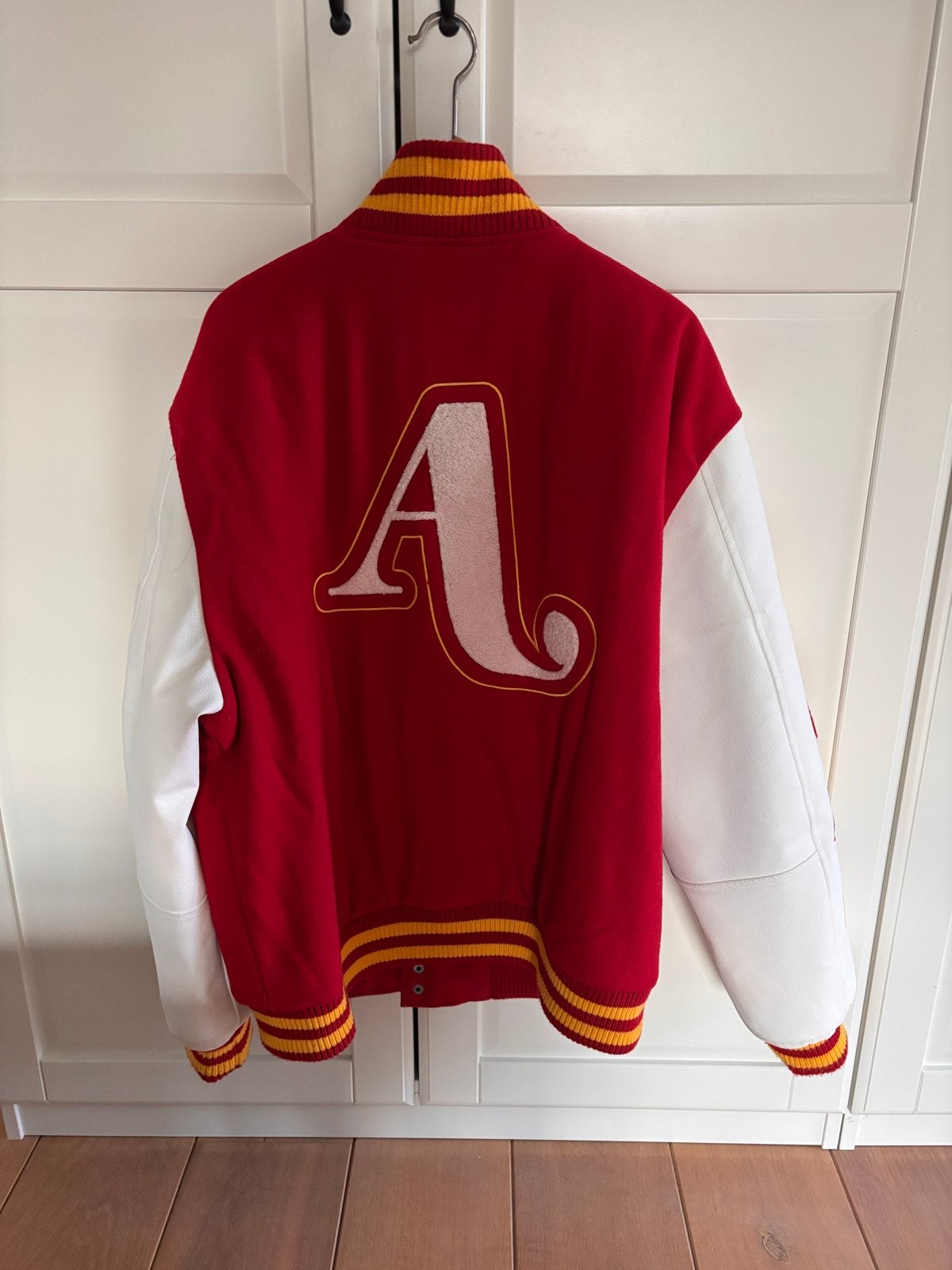Adele Varsity Jacket Rood/Wit met Patches - Maat XL, Kleding | Dames, Jassen | Zomer, Verzenden, Zo goed als nieuw, Maat 46/48 (XL) of groter