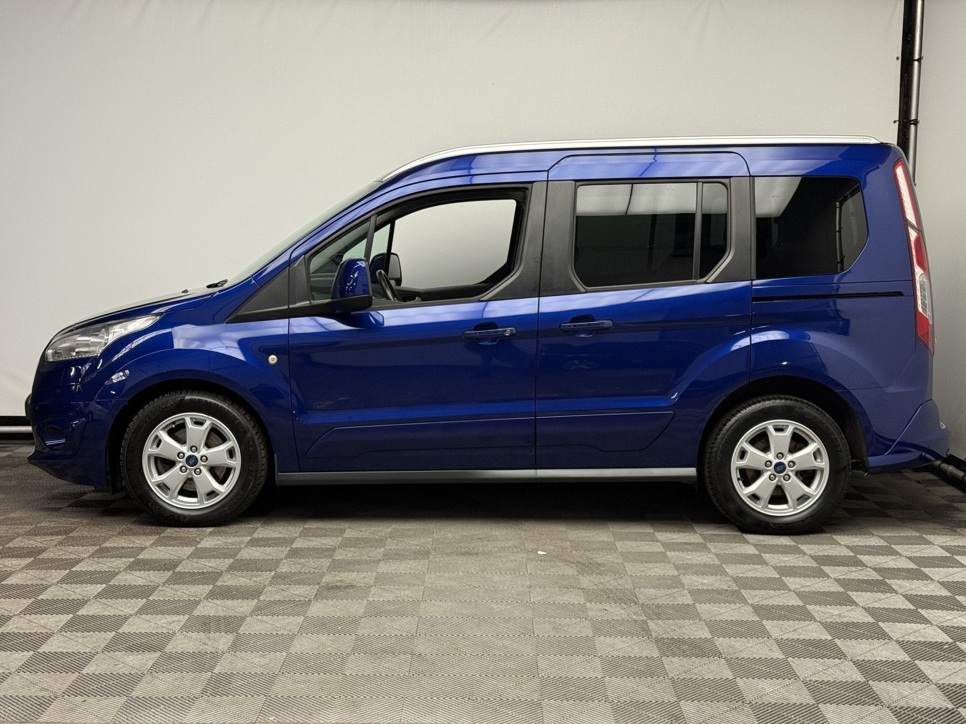 Ford Tourneo Connect Compact 1.0 Titanium Navi Camera Pano, Auto's, Voorwielaandrijving, Gebruikt, Met garantie (alle), 1434 kg