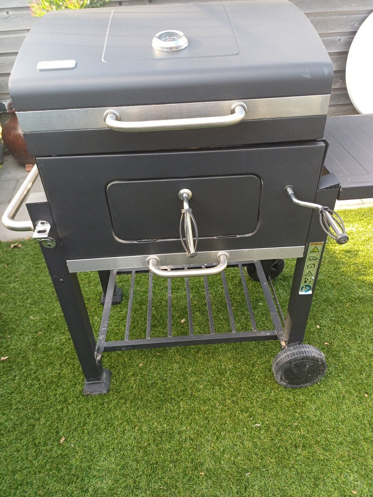 BBQ op kolen in goede staat., Ophalen