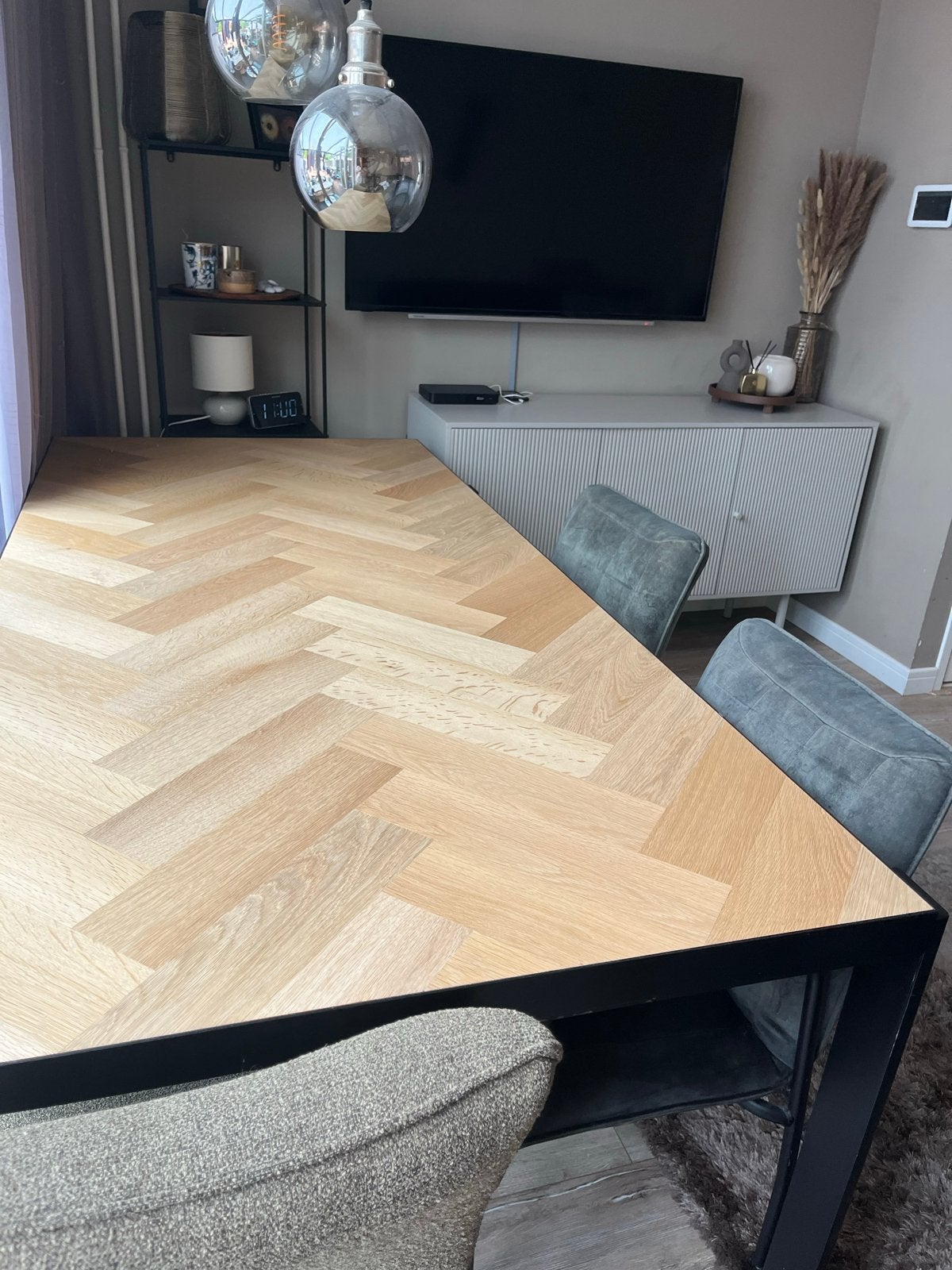 Eettafel met visgraatmotief en metalen onderstel, Ophalen, 100 tot 150 cm, Eikenhout, 200 cm of meer