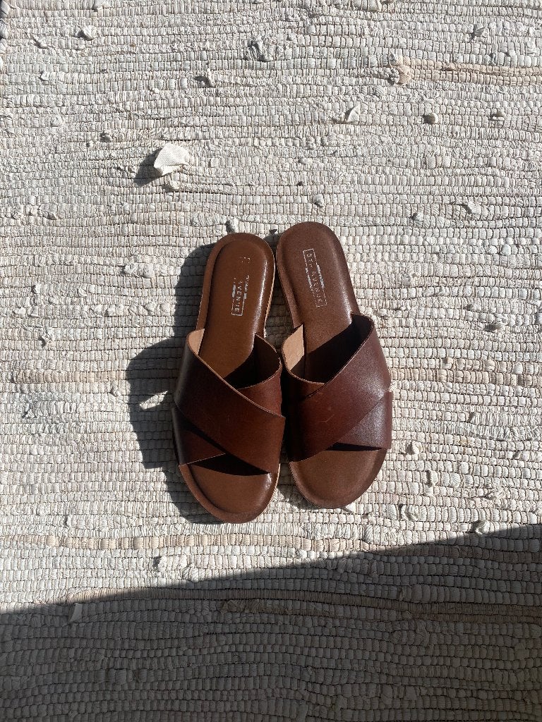 Prachtige Bruine leren slippers maat 37!, Kleding | Dames, Slippers, Bruin, Ophalen of Verzenden, Zo goed als nieuw