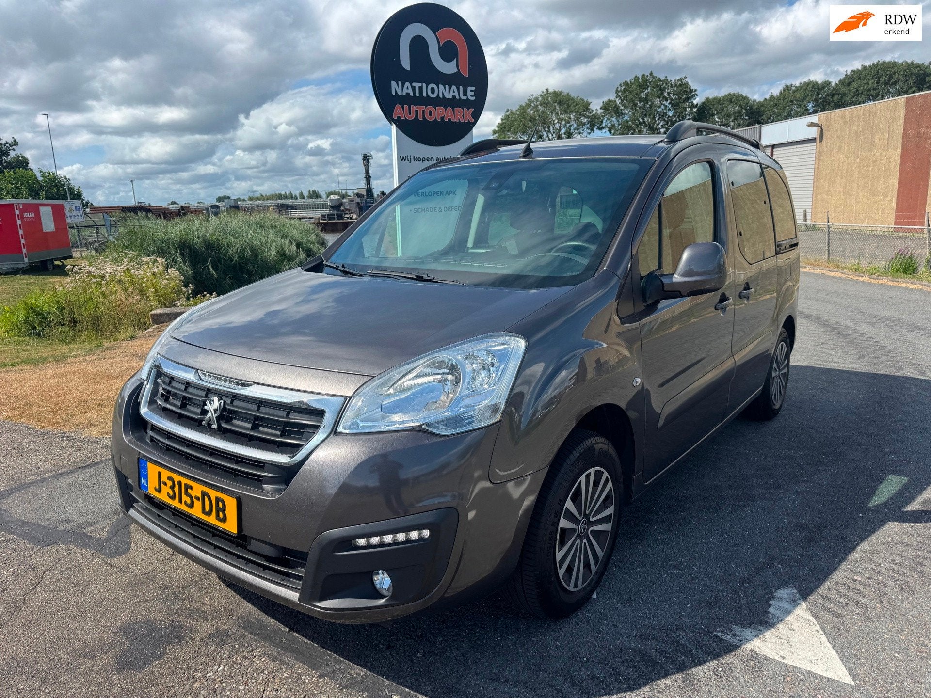 Peugeot Partner Tepee | 2017 | 1.2 PureTech Active | Export, Auto's, Peugeot, Voorwielaandrijving, Gebruikt, 1199 cc, Bedrijf