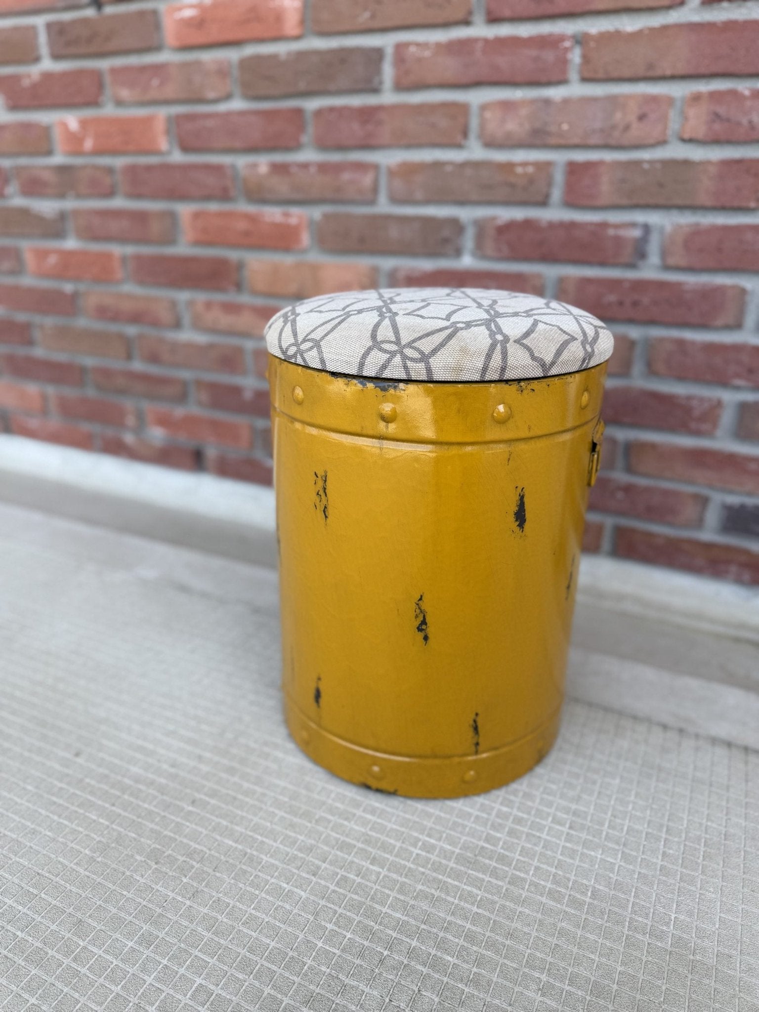 Gele Retro Industriele Metalen Kruk met Stoffen Bekleding, Huis en Inrichting, Barkrukken, Gebruikt, 30 tot 60 cm, Metaal, 1 kruk