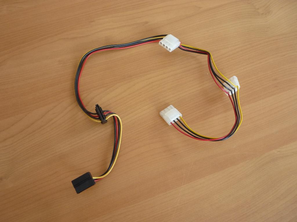 3x 4 Pin IDE female to 2x SATA Molex Splitter branch SATA, Ophalen of Verzenden