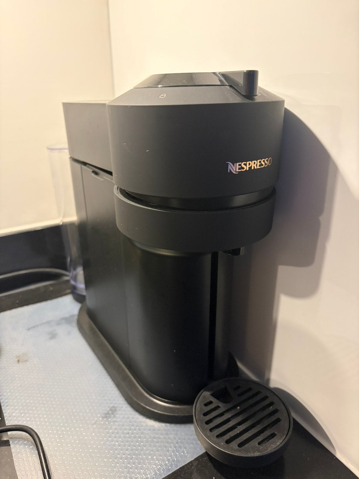 Nespresso Vertuo Next — Good Condition, Ophalen, Zo goed als nieuw, Koffiemachine, Koffiepads en cups