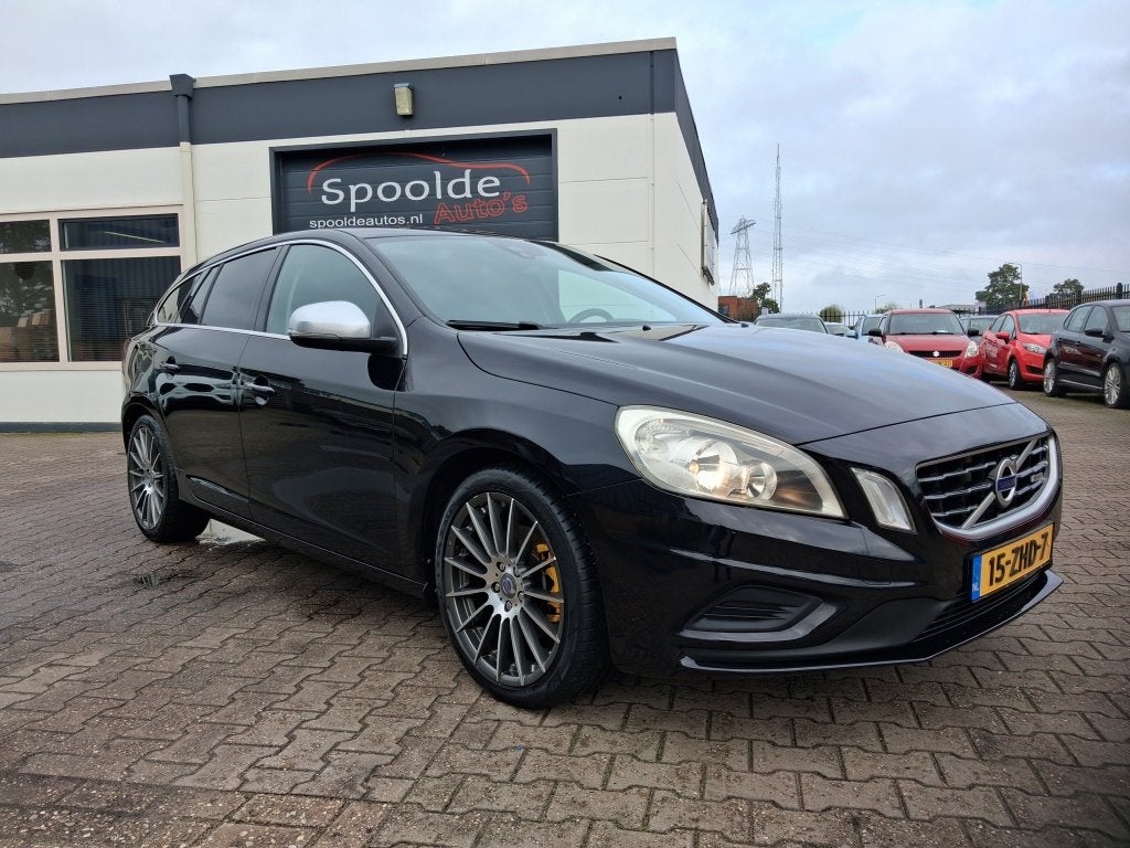 Volvo V60 1.6 T3 R-Design/Dealer onderhouden, Auto's, Automaat, Gebruikt, Zwart, 150 pk