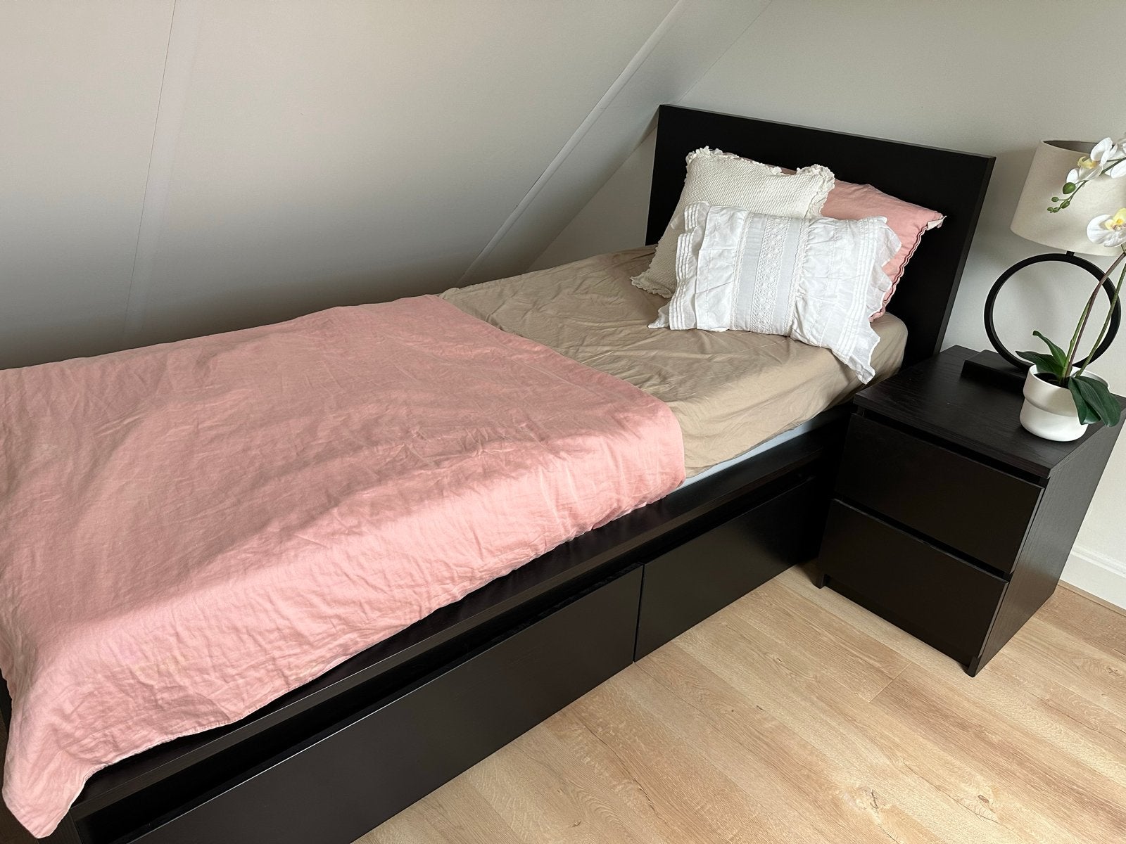 Eenpersoonsbed 90x200 met 2 matrassen, nachtkastje en lades, Ophalen, 90 cm, Eenpersoons, Zwart