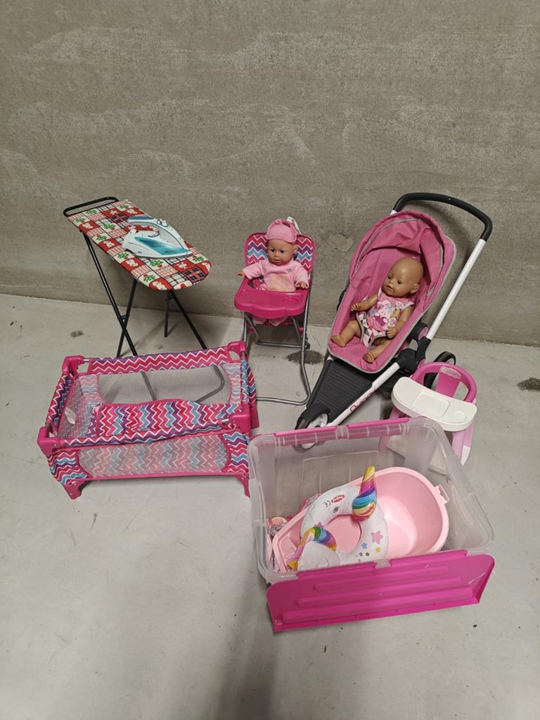 Grote poppenset: poppen, kinderwagen, stoel en meer!, Ophalen of Verzenden, Gebruikt, Babypop