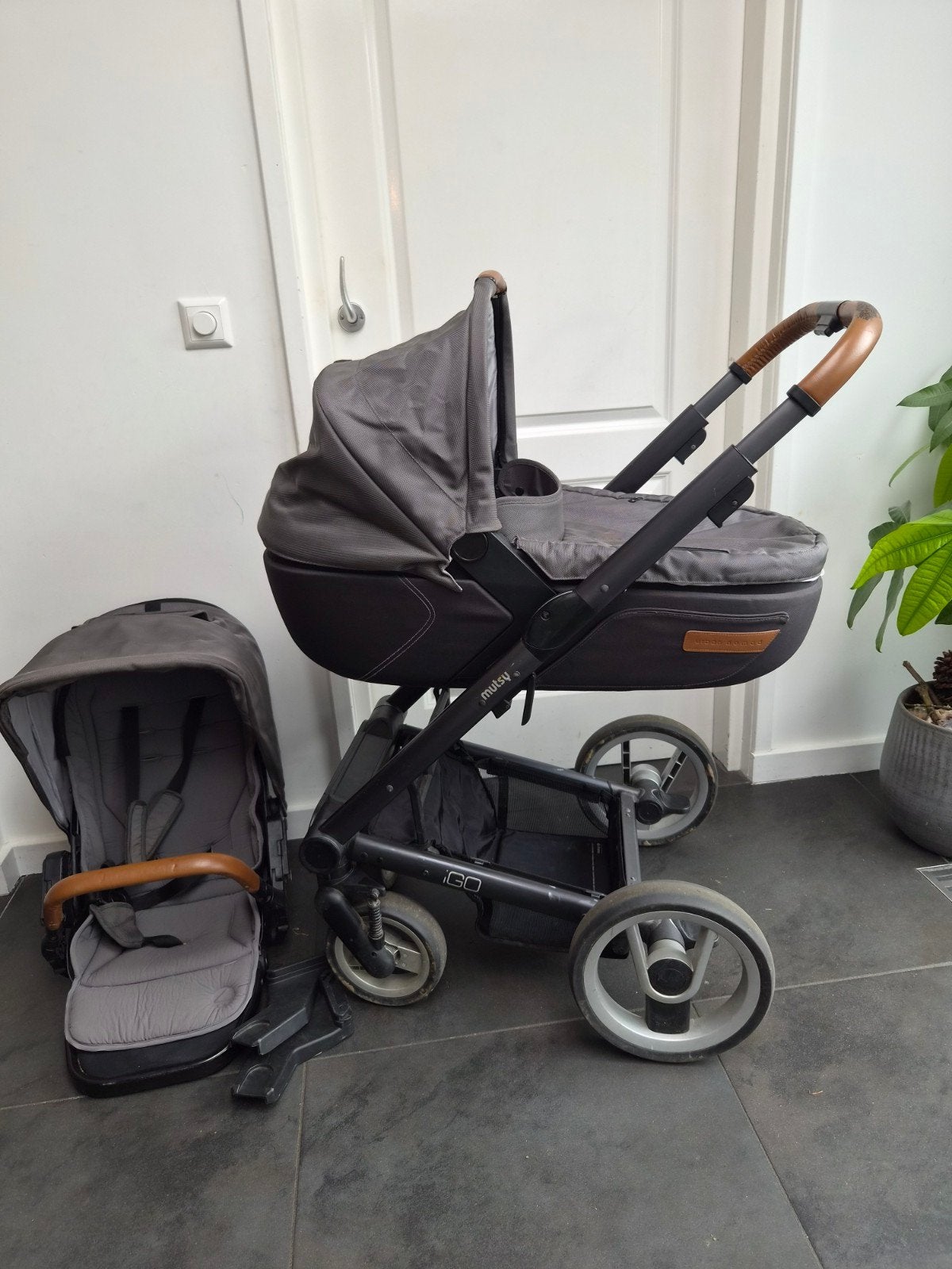 Mutsy iGO Combiwagen met Reiswieg en Adapters, Ophalen, Gebruikt, Mutsy, Verstelbare duwstang