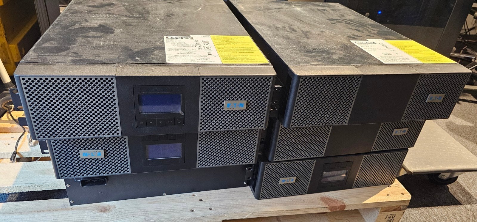 3x Eaton UPS met LCD display 3x externe batterijen, Computers en Software, Noodvoedingen (UPS), Ophalen of Verzenden