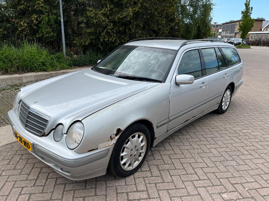 Mercedes-Benz E-Klasse 2.0 E200 Combi Classic AUT 2002 Grijs, Auto's, Mercedes-Benz, Automaat, 1998 cc, 4 cilinders, 163 pk
