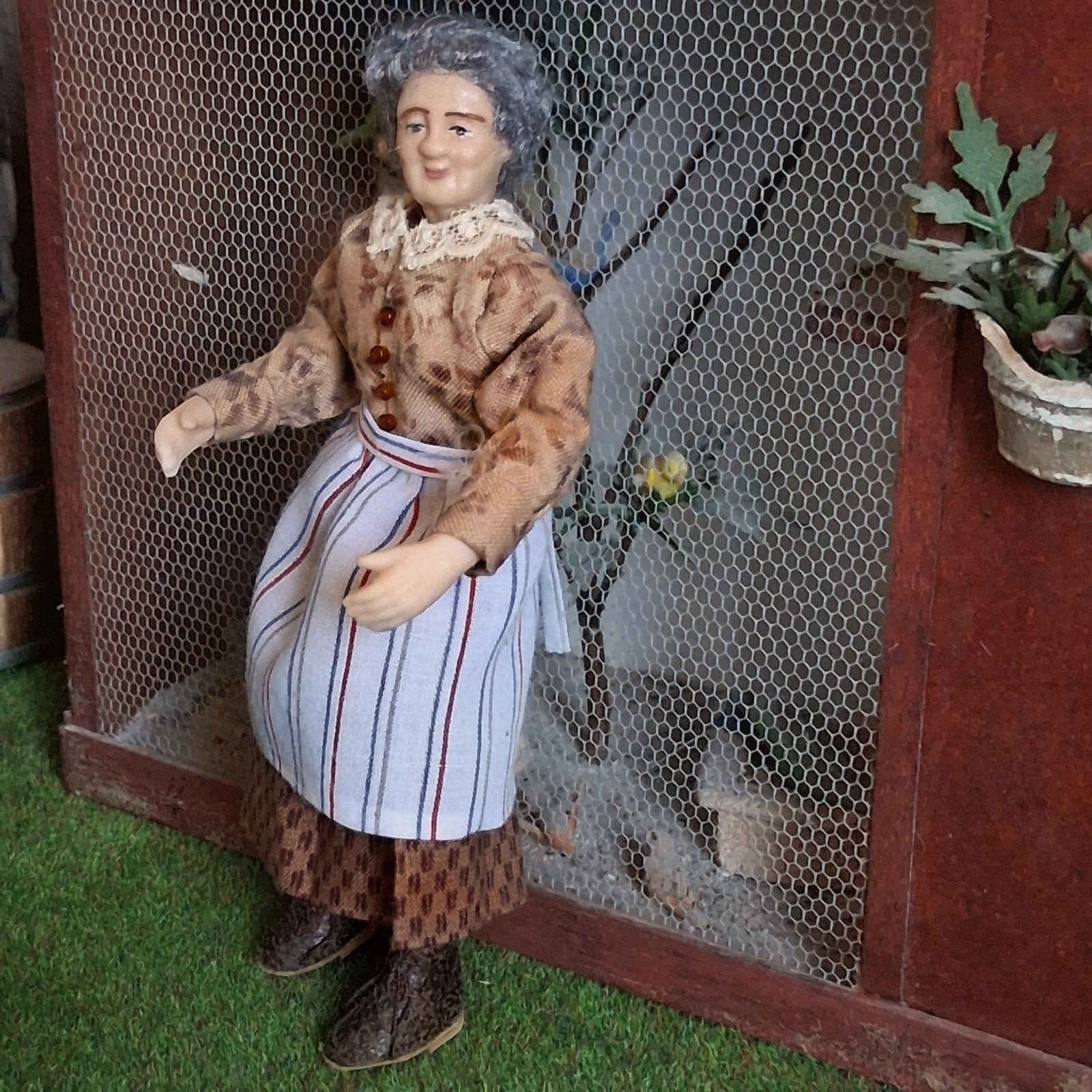 1:12 popje Oma poppenhuis, Verzamelen, Poppenhuizen en Toebehoren, Ophalen of Verzenden, Poppenhuis