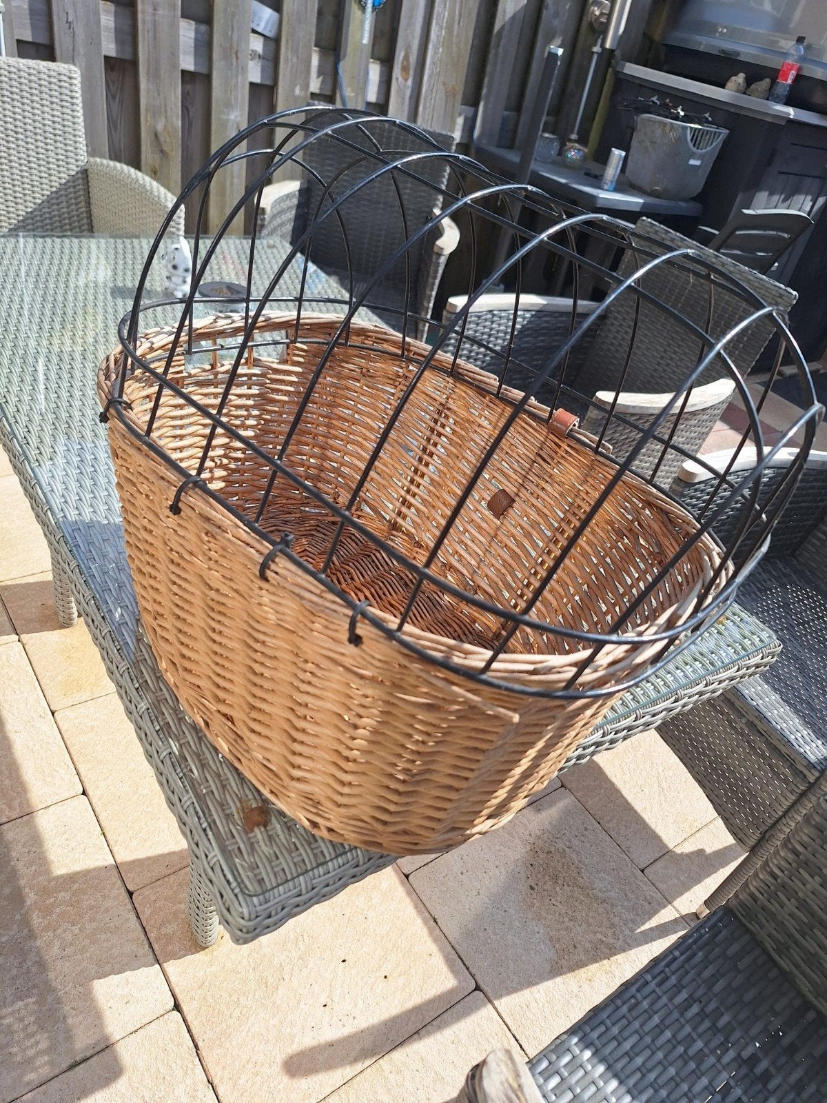 rieten hondenbed fietsmand met deksel voor voorop de fiets, Ophalen, Gebruikt, Hondenfietsmand
