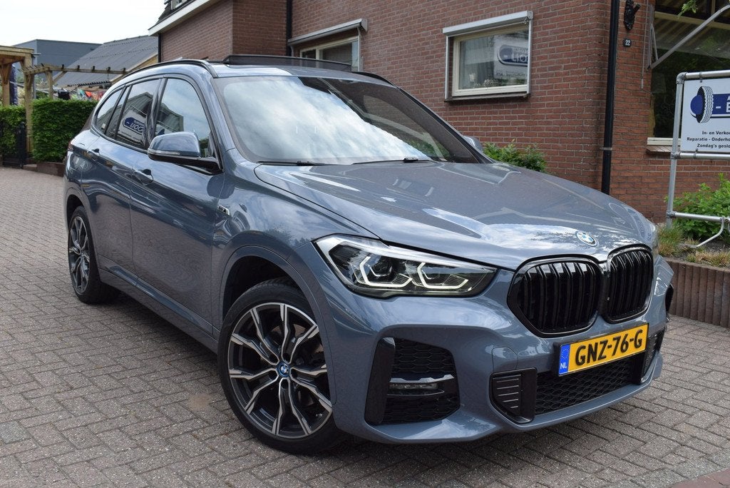 BMW X1 XDrive25e M SPORT AUTOM/PANO DAK/CRUISE/NAVI/AIRCO EC, Auto's, BMW, 8 kWh, Gebruikt, 4 cilinders, Leder en Stof