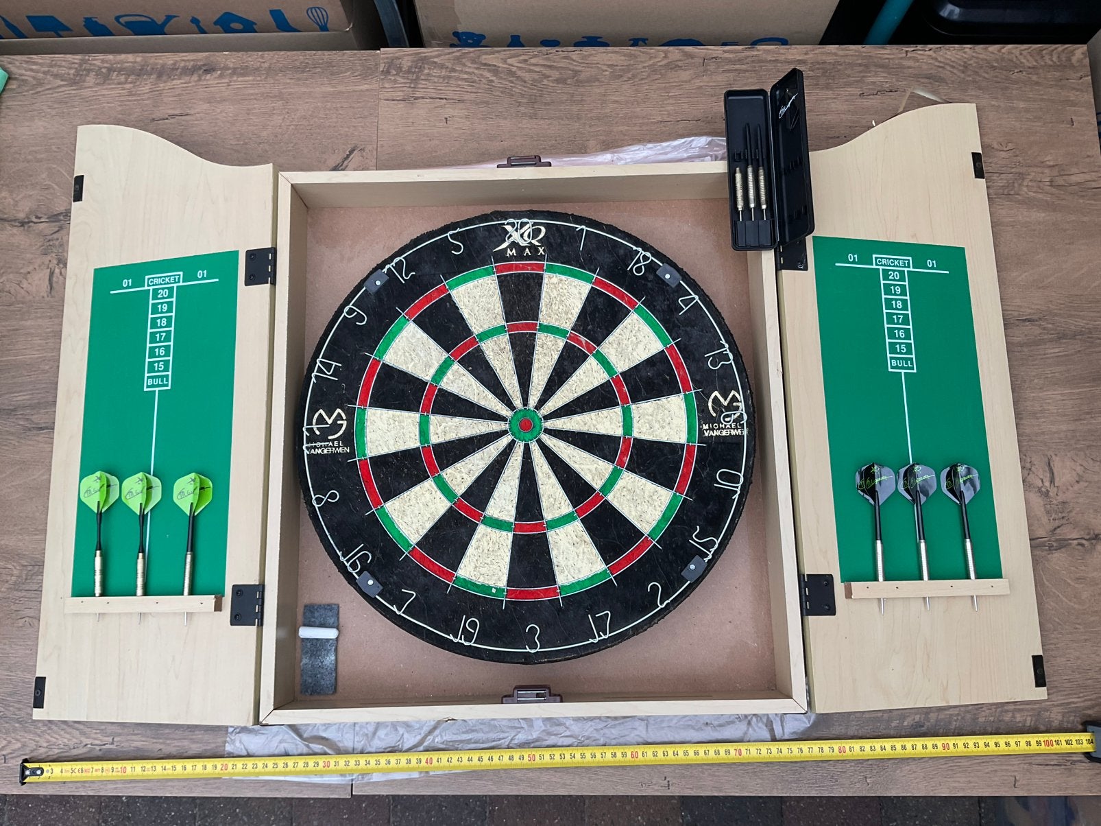 Gebruikt Micheal van Gerwen cabinet dartbord met dartpijlen, Ophalen, Gebruikt, Dartbord