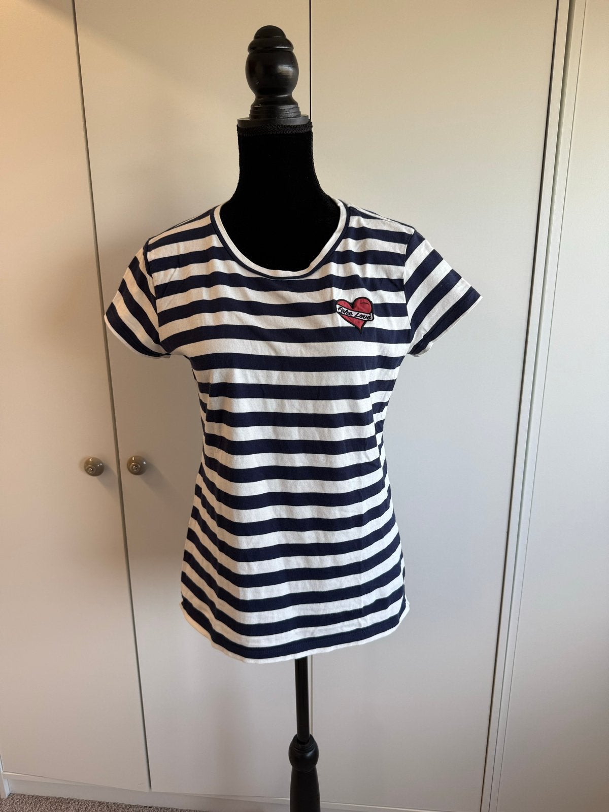 Nikkie gestreept T-shirt met 'Fake Love' hartje - Maat M, Maat 38/40 (M), Blauw, Ophalen of Verzenden, Korte mouw