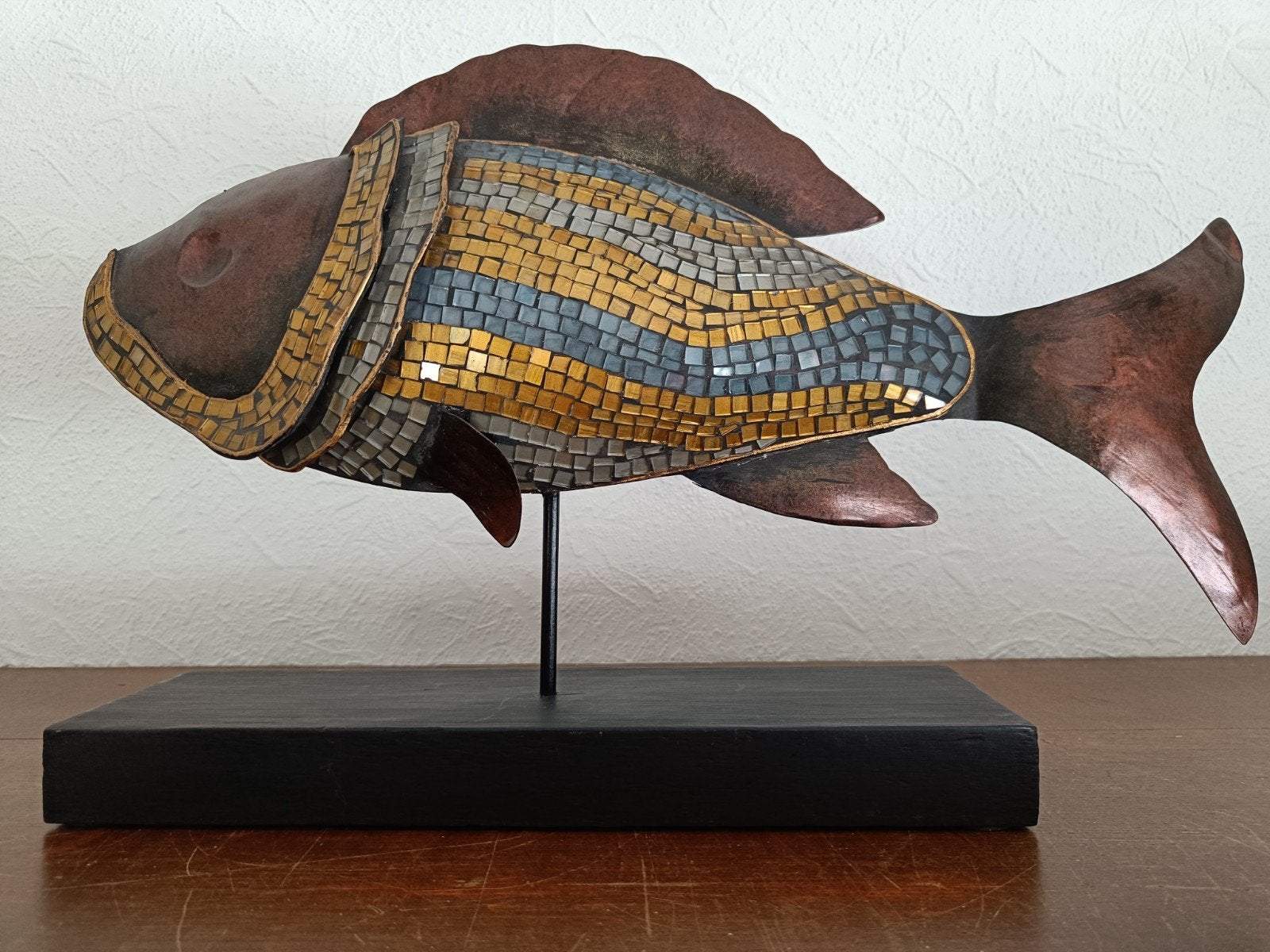 Decoratieve mozaïek vis op sokkel., Ophalen of Verzenden, 20 - 50 cm, Op sokkel, Zeeleven