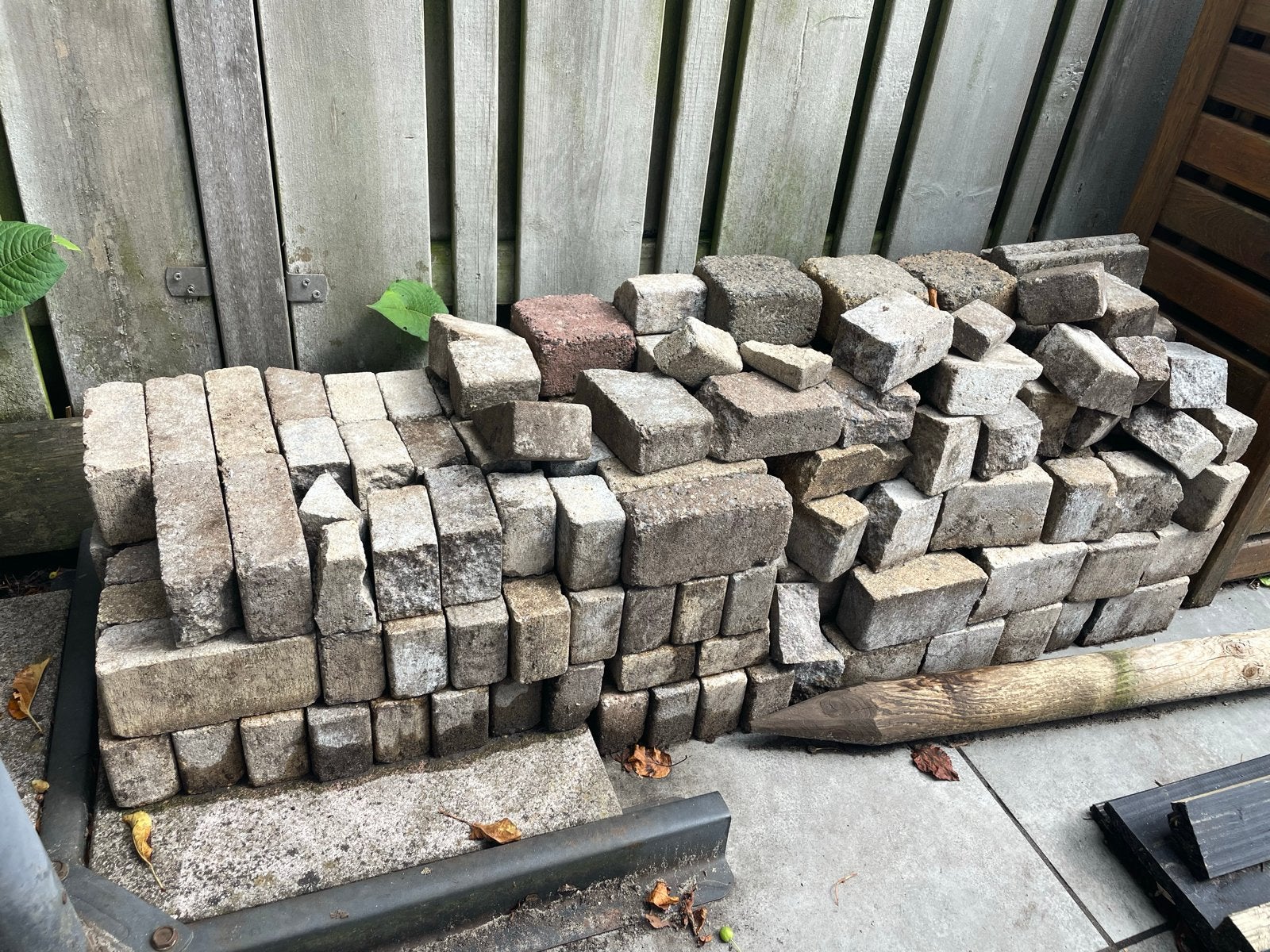 Stapel gebruikte stenen 15x7x5 cm - deels in rond pad, Ophalen, Gebruikt, Klinkers, Minder dan 5 m²