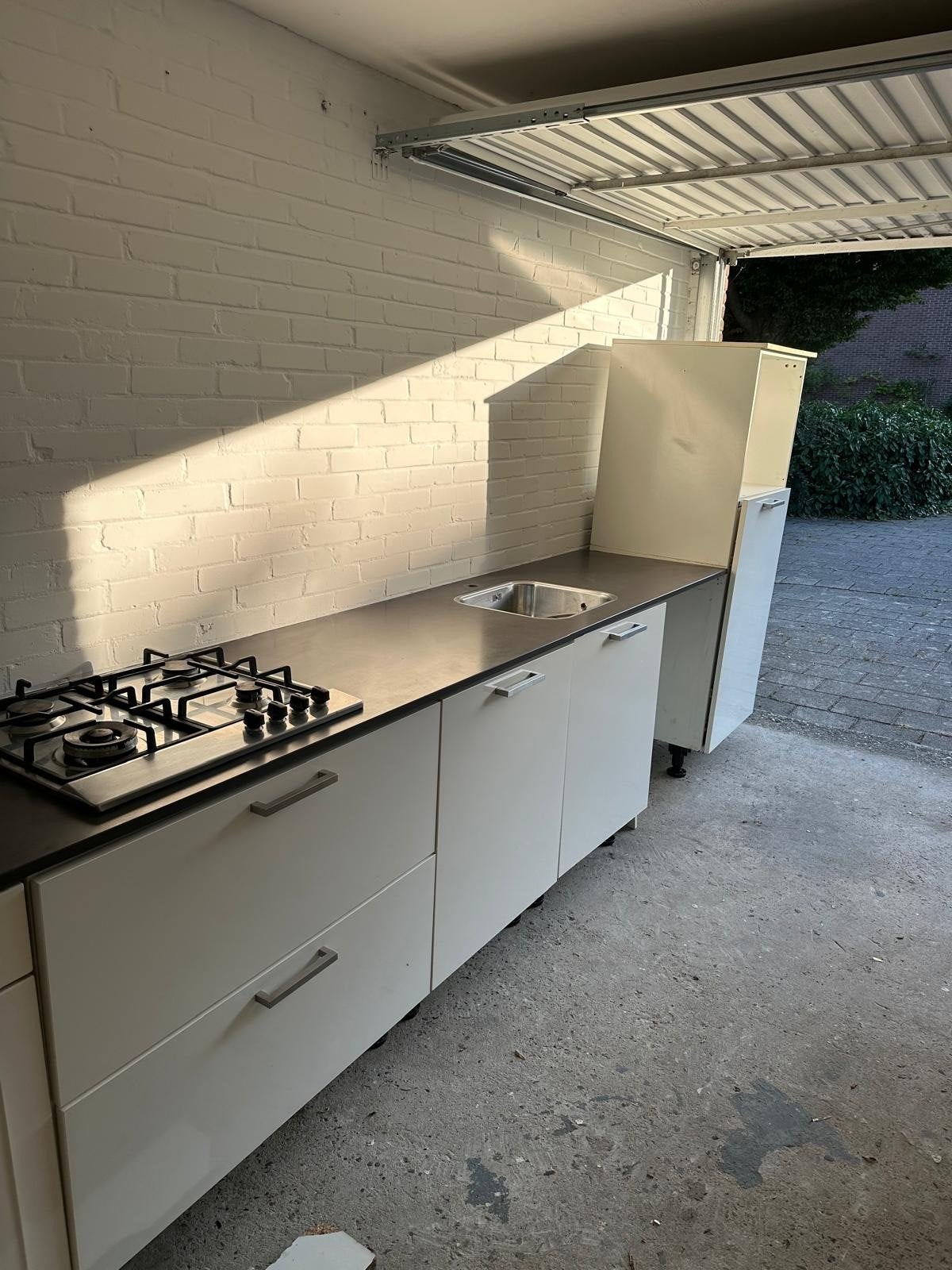 Keuken met granieten aanrechtblad en apparatuur, Gebruikt, Wit, Graniet of Steen, Enkelwandige keuken