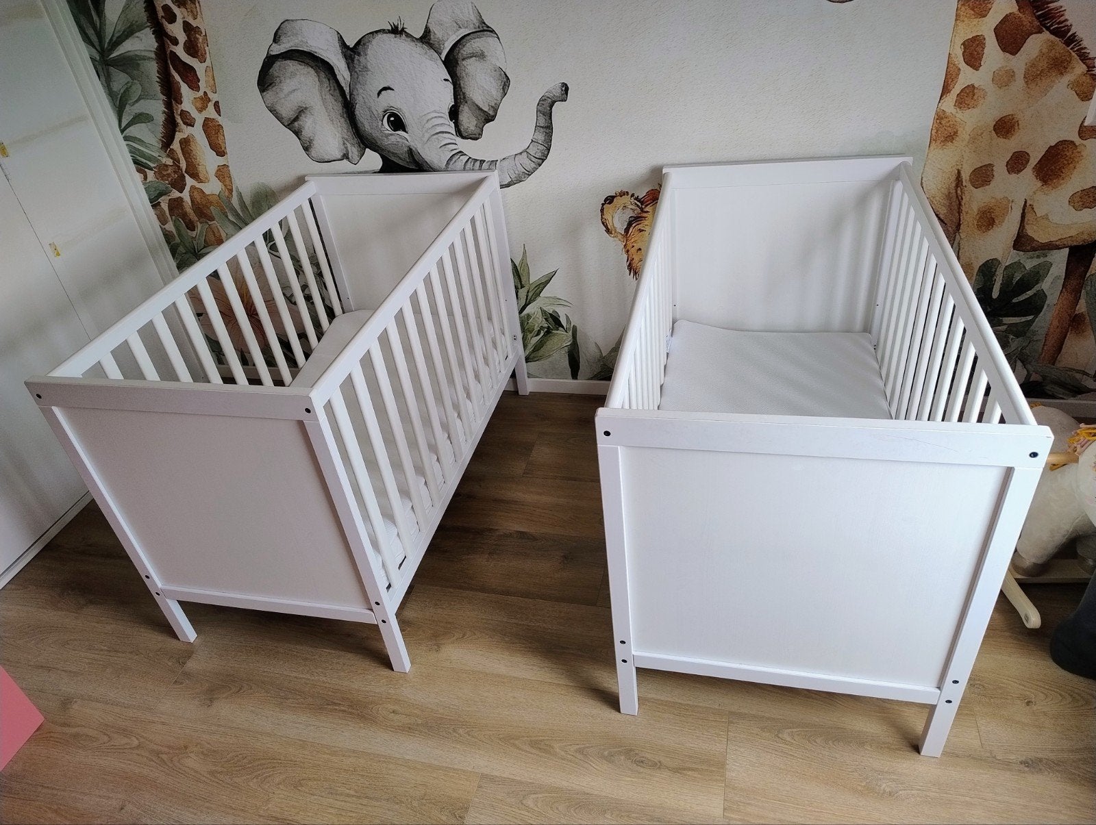 IKEA SUNDVIK Babybedje wit 60x120 cm (incl matras/aerosleep), Ophalen, Zo goed als nieuw, Ledikant