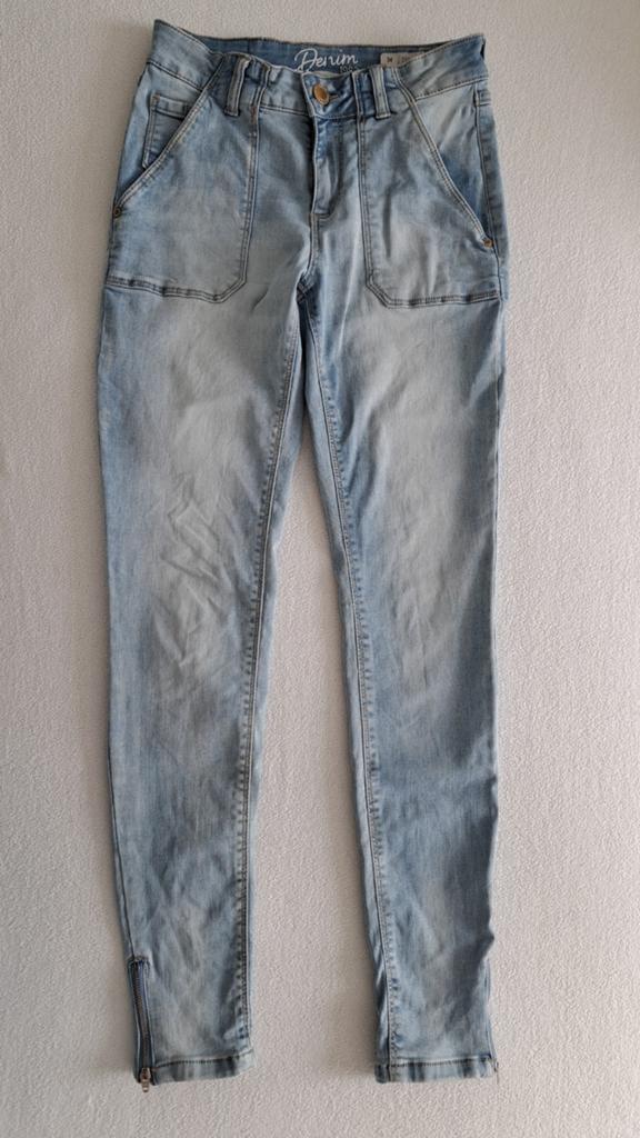 Lichte spijkerbroek met ritsjes aan de pijpen, mt. 34, Kleding | Dames, Spijkerbroeken en Jeans, Blauw, Ophalen of Verzenden, W27 (confectie 34) of kleiner