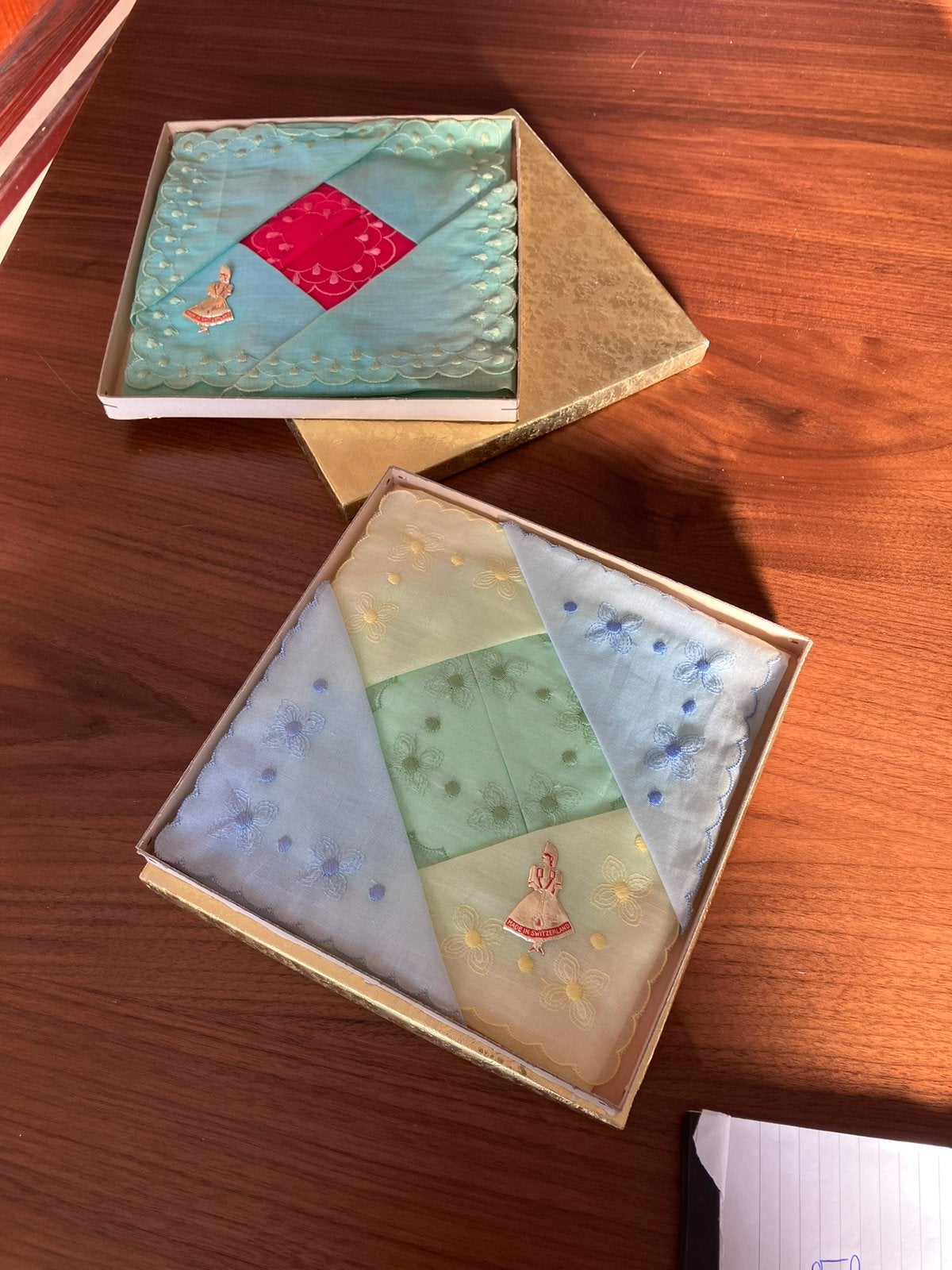 2 Prachtige vintage doosjes met luxe stoffen zakdoekjes, Antiek en Kunst, Curiosa en Brocante, Ophalen of Verzenden