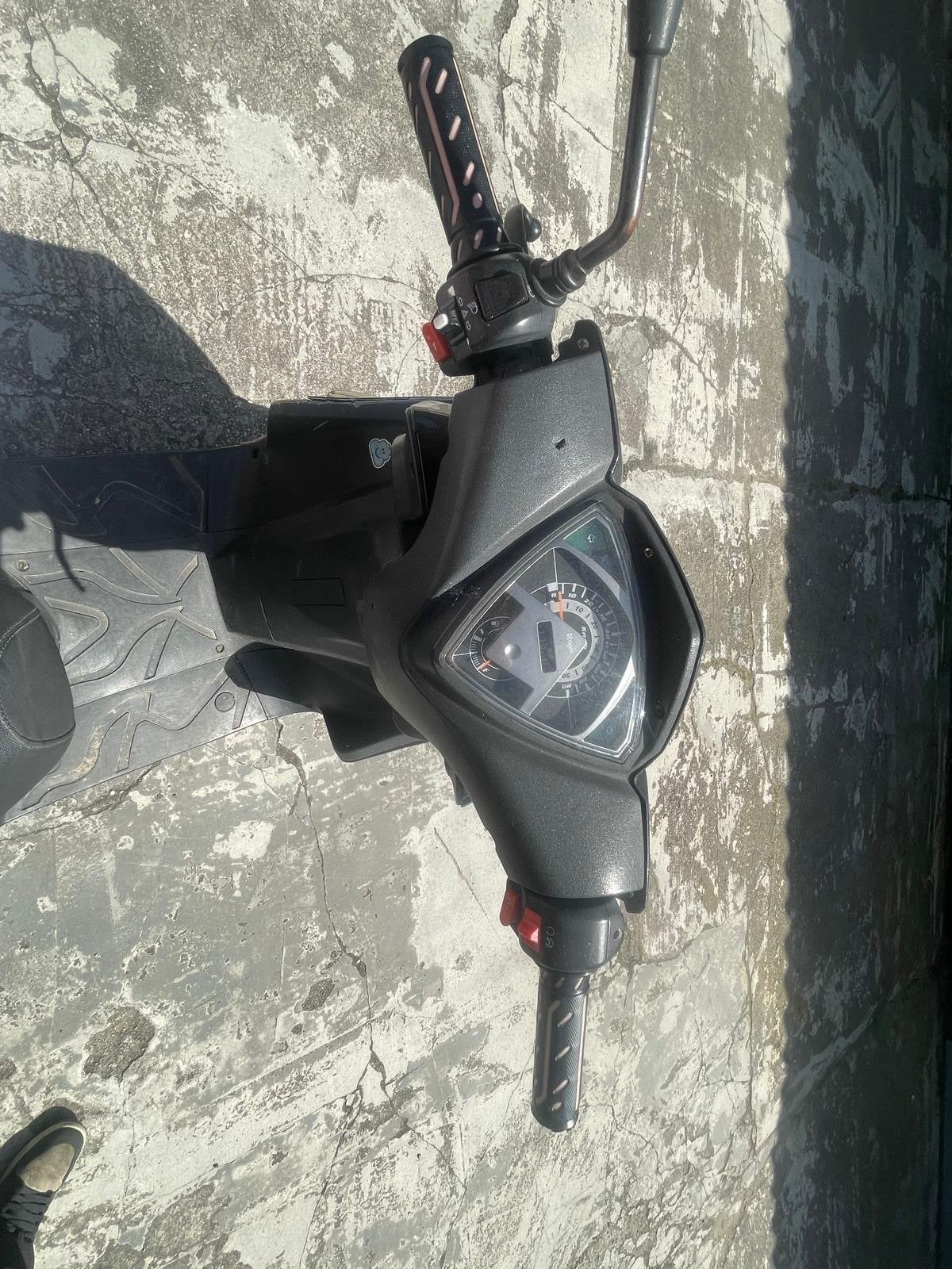 AGM R8 Scooter met enkele defecten maar rijdt goed, Ophalen, Gebruikt, Benzine