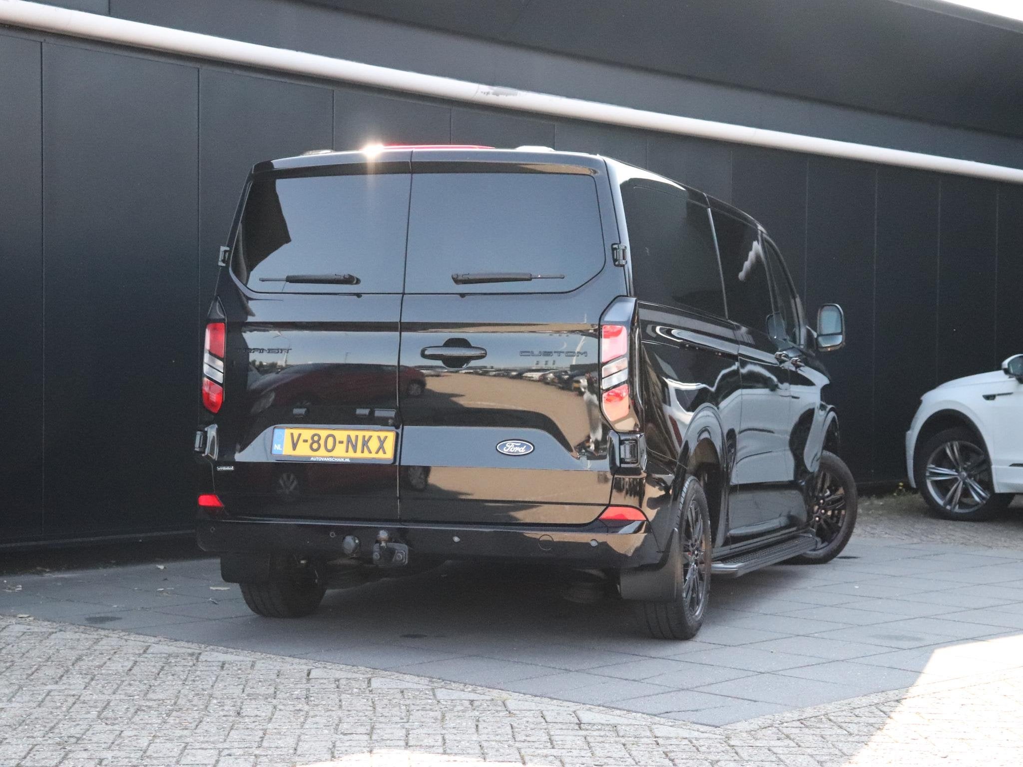 Ford Transit Custom 320 2.5 PHEV L2H1 Black Platinum DC | 5, Auto's, Bestelauto's, Gebruikt, 4 cilinders, Zwart, Bedrijf