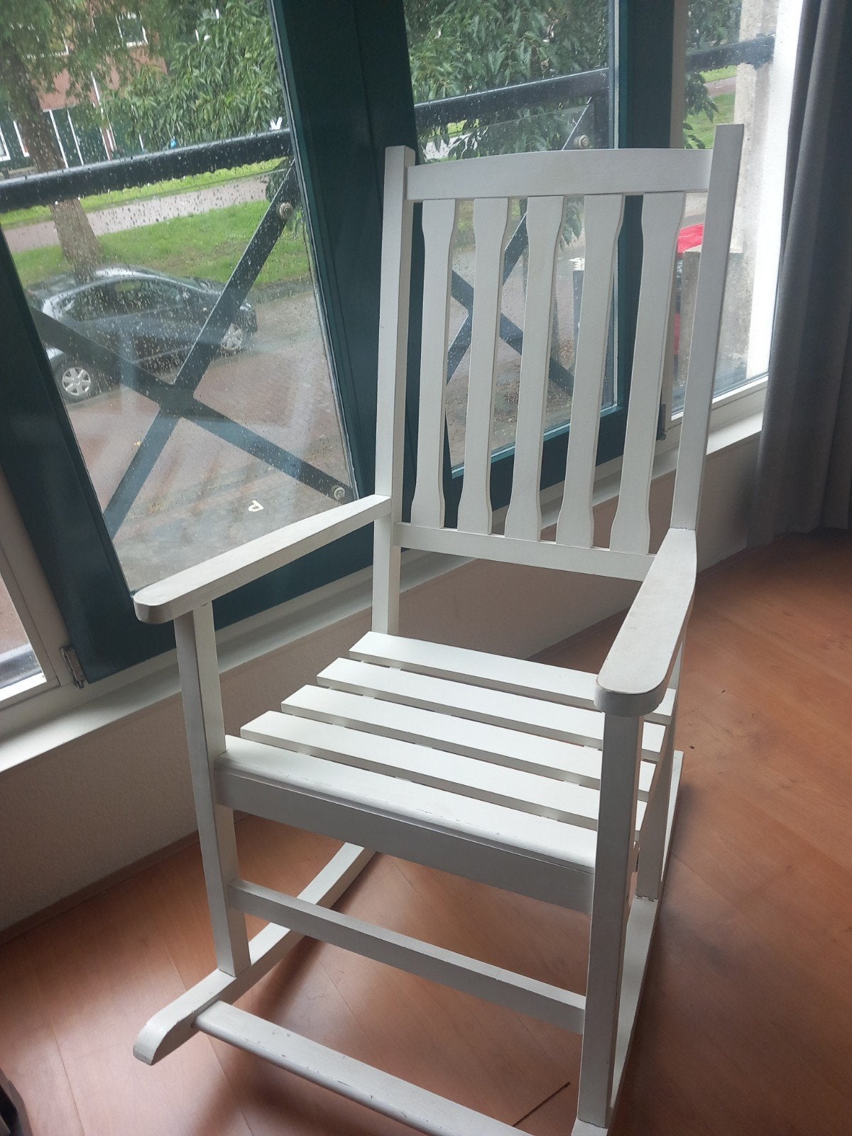 Witte houten schommelstoel - Comfortabel en stijlvol, Ophalen, Gebruikt, Eén, Hout