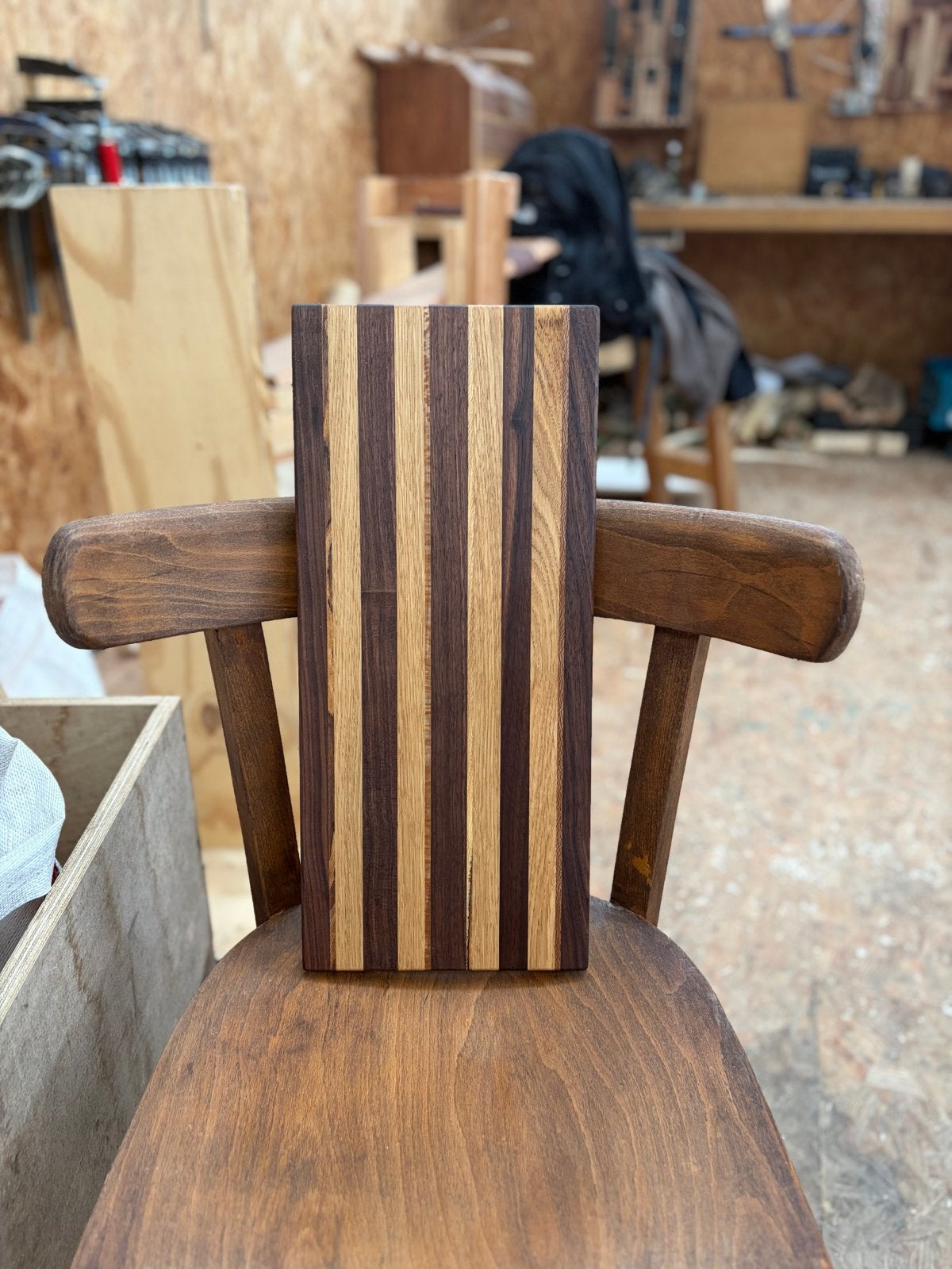 Houten snijplank / serveerplank van walnoot en eiken, Hout, Snij-/serveerplank, Nieuw, Ophalen of Verzenden