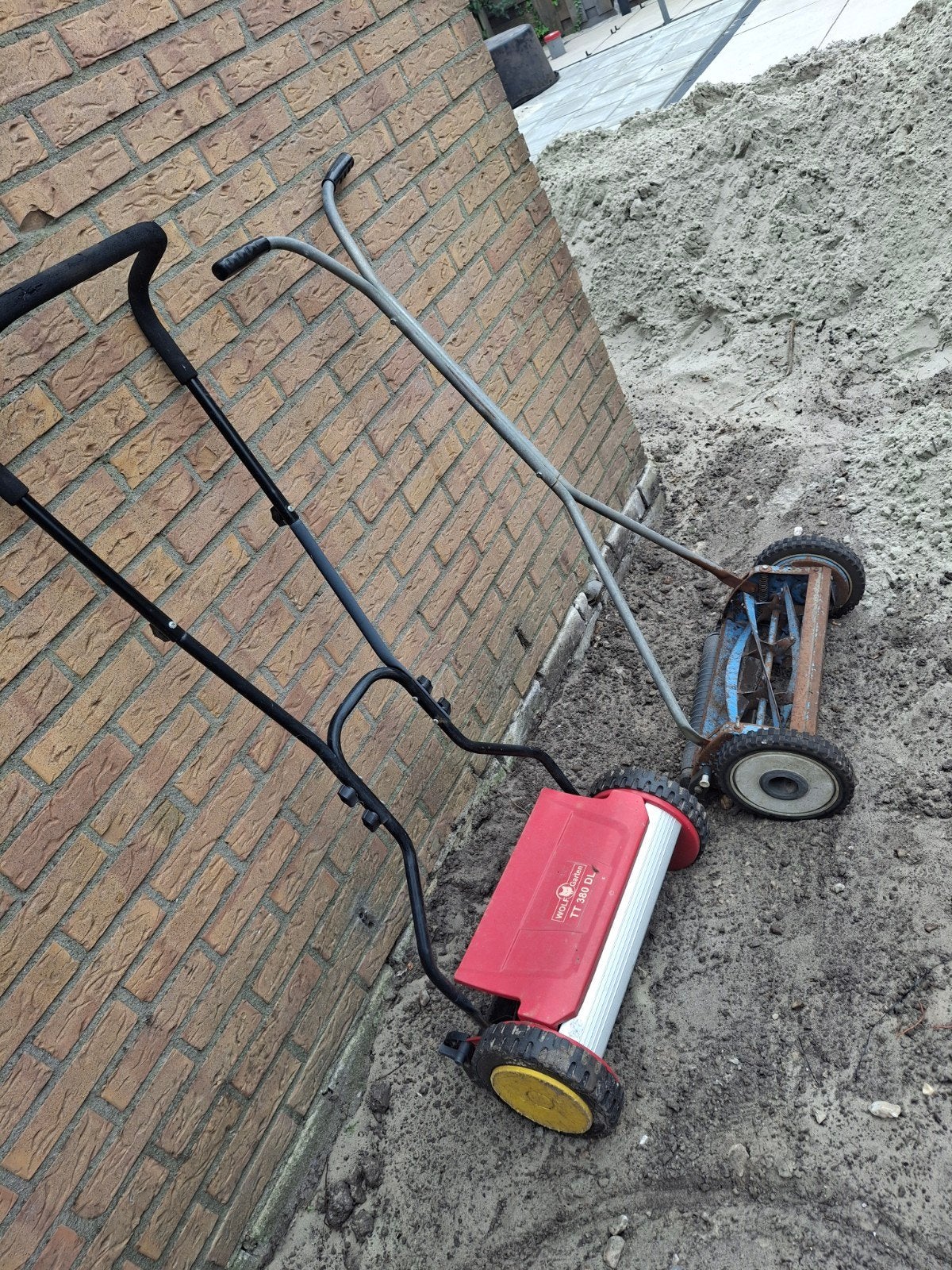 Twee handgrasmaaiers - Wolf Garten en onbekend merk, Tuin en Terras, Grasmaaiers, Handgrasmaaier, Ophalen of Verzenden, Kooimesmaaier