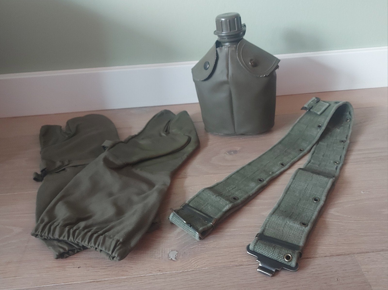 KL veldfles met foudraal, gevechtswanten en koppelriem, Verzamelen, Ophalen of Verzenden, Landmacht, Nederland