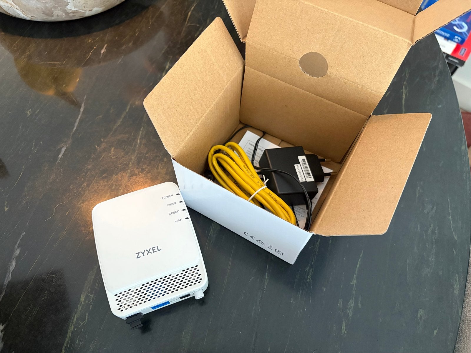 Zyxel glasvezel omvormer FMG3005-R20A P2P, Computers en Software, Routers en Modems, Nieuw, Ophalen of Verzenden