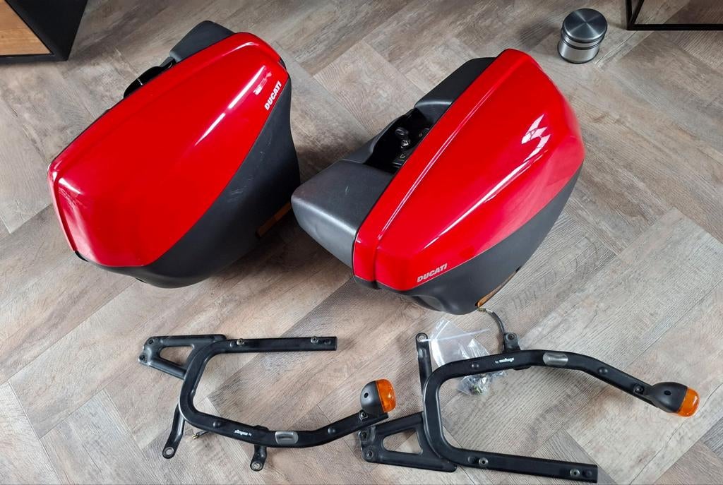 Zijkoffers met beugels Ducati ST rood met knipperlichten, Ophalen, Gebruikt