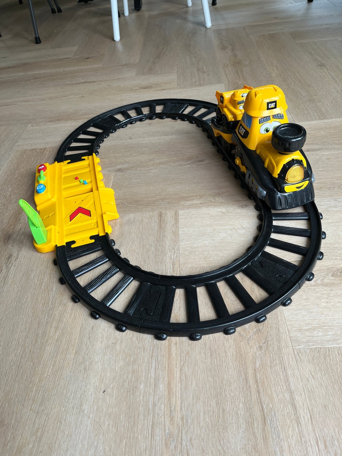 CAT Treinbaan met locomotief en kiepwagen, Ophalen of Verzenden, Gebruikt