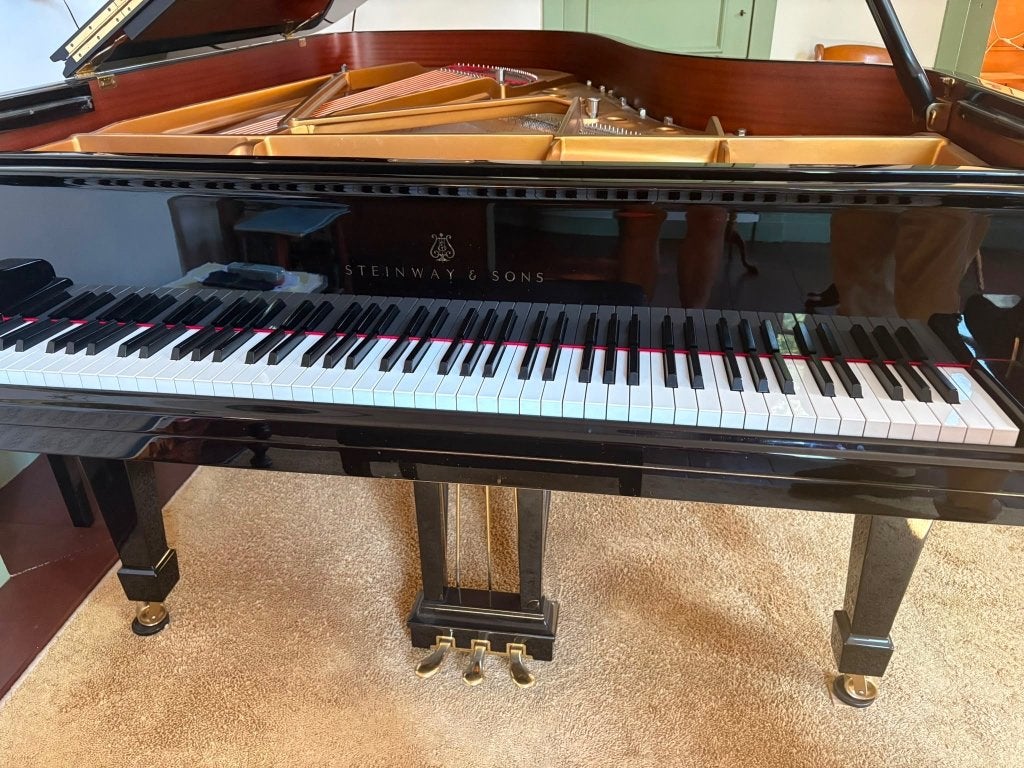 Steinway B211, bouwjaar 2001, Ophalen, Zwart, Zo goed als nieuw, Hoogglans