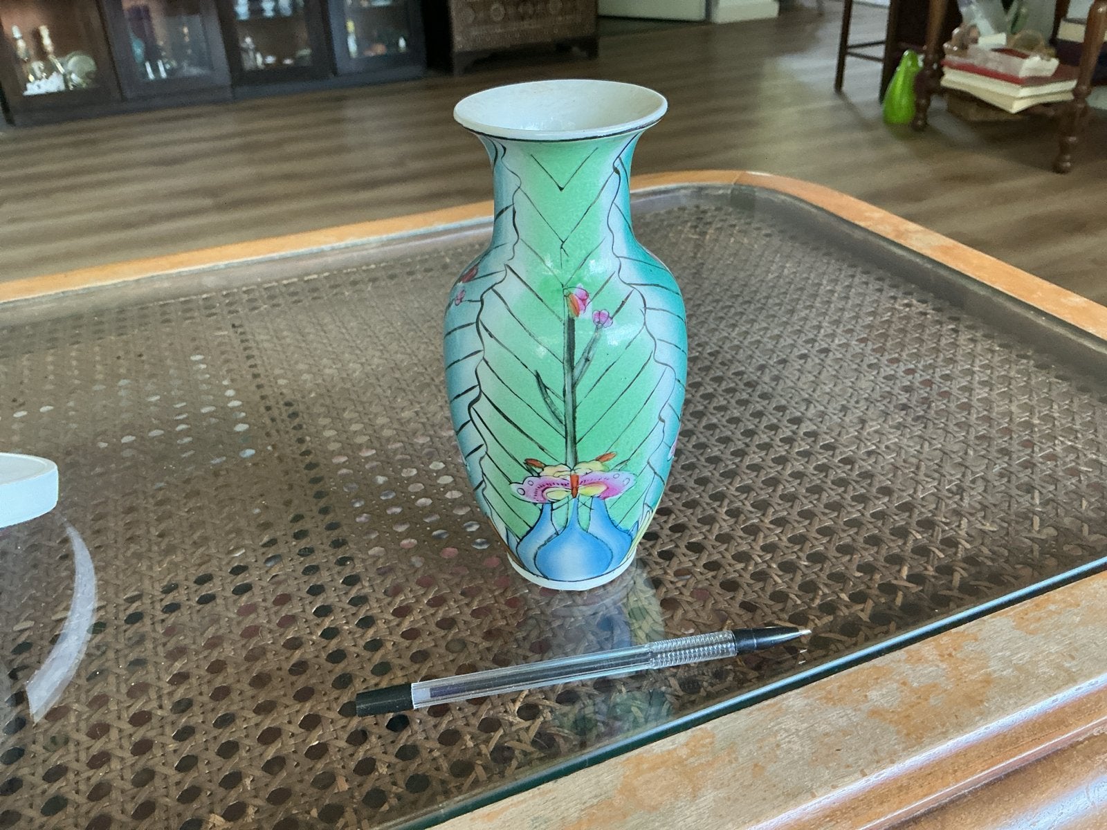 Decoratieve vaas met blad- en bloemmotief, Ophalen of Verzenden