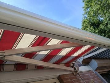 ELECTRISCHE VOLLEDIG Knikarmscherm rood/wit. 3,95 m. breed, Tuin en Terras, Zonneschermen, Ophalen, Zo goed als nieuw, 150 tot 300 cm