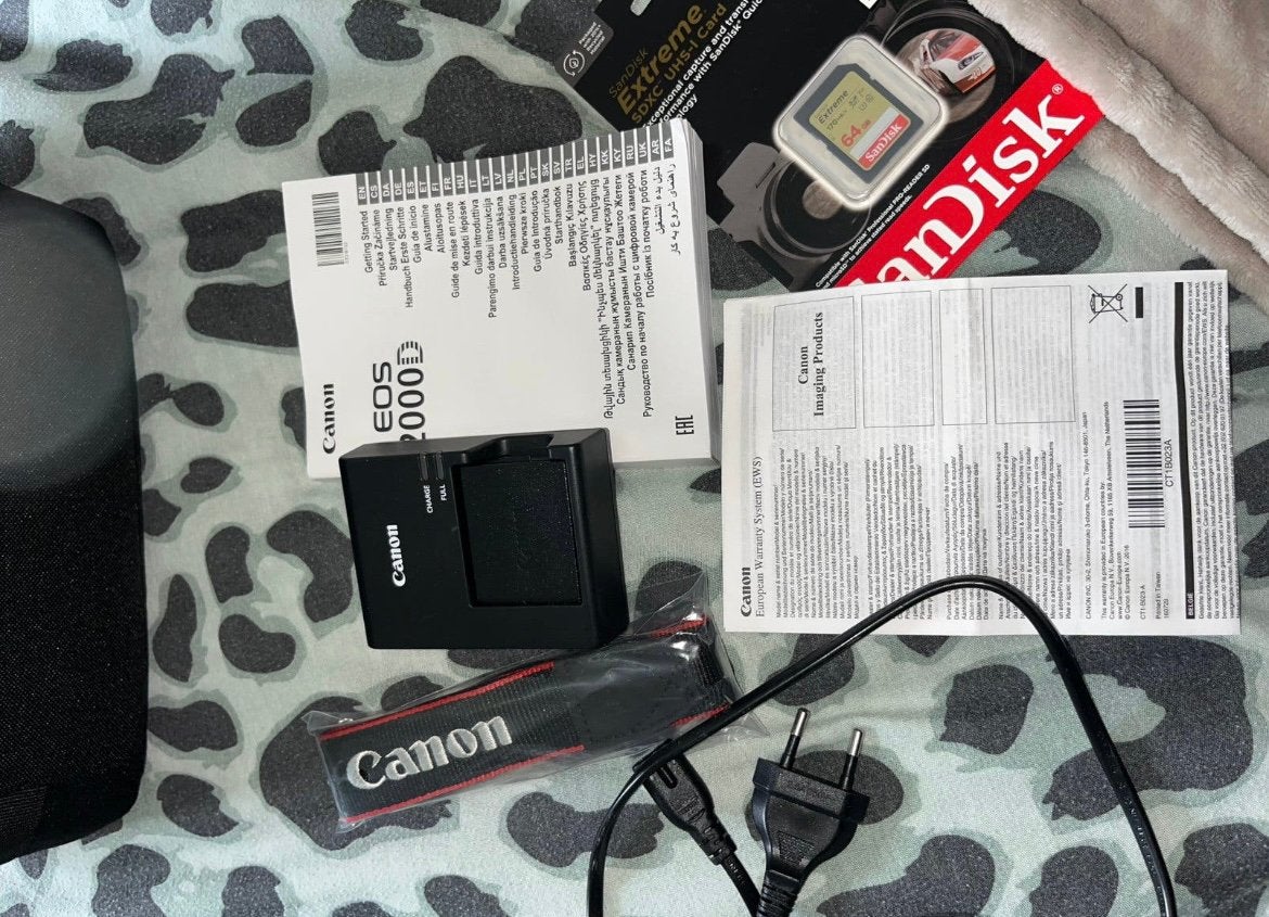 Foto 8 van Nieuwe Canon camera EOS2000D met tas