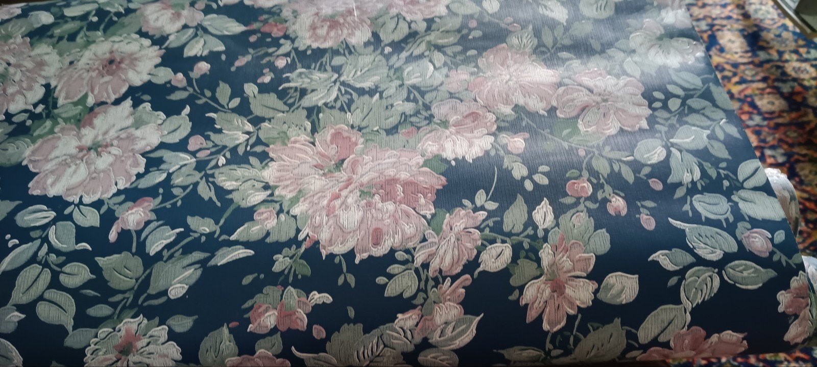 Vintage Bloemenbehang - Donkerblauw met Roze Bloemen, Ophalen of Verzenden, Roze