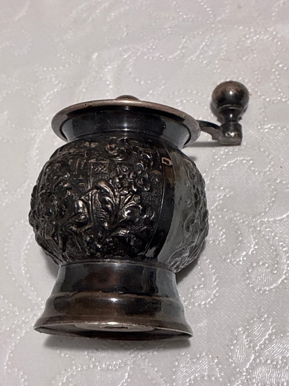 Antieke handmatige pepermolen met gedetailleerd reliëf, Ophalen of Verzenden