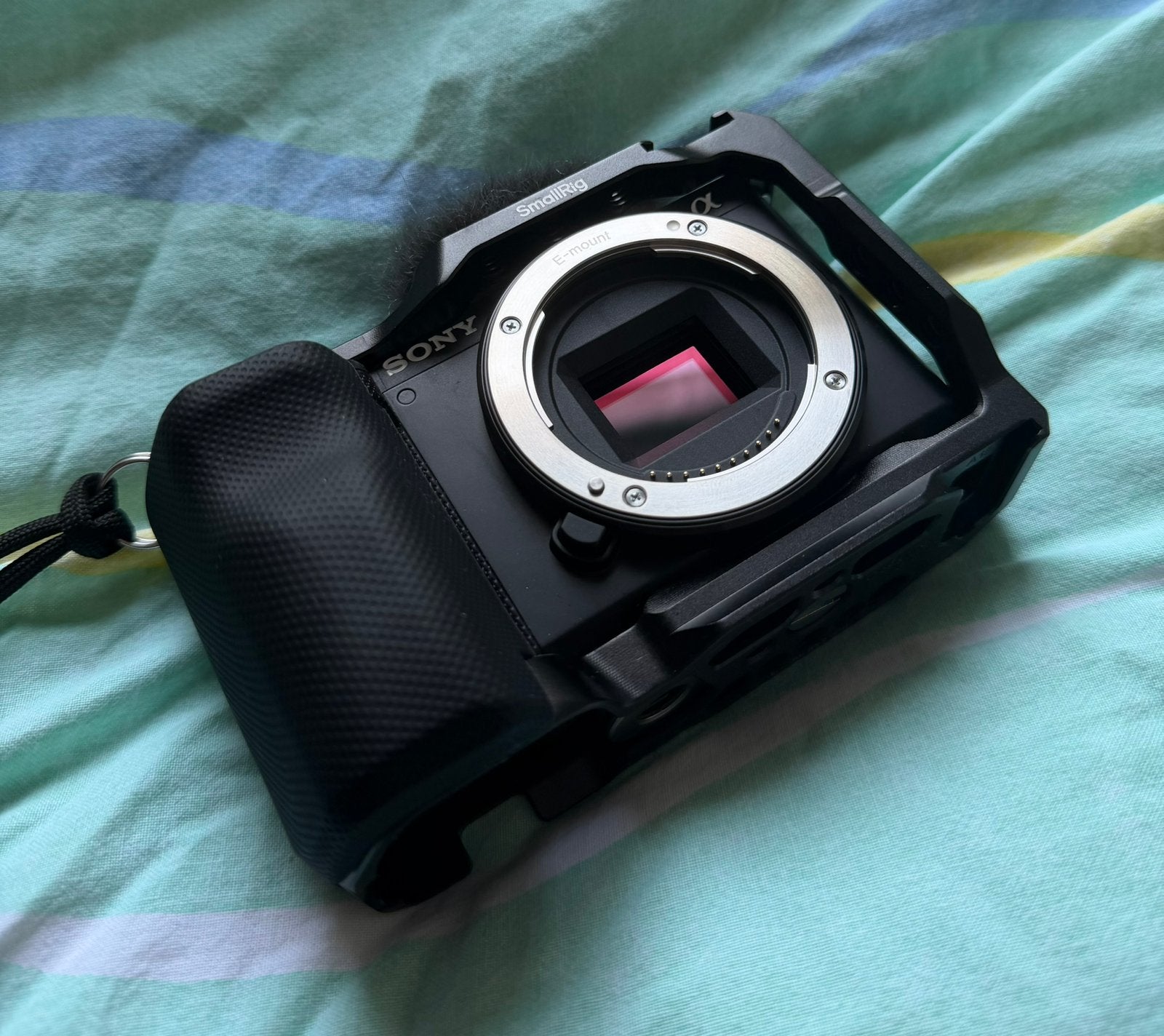 Foto 4 van Sony ZV-E10 (Nieuwstaat), SmallRig Cage, 256GB SD & accu’s
