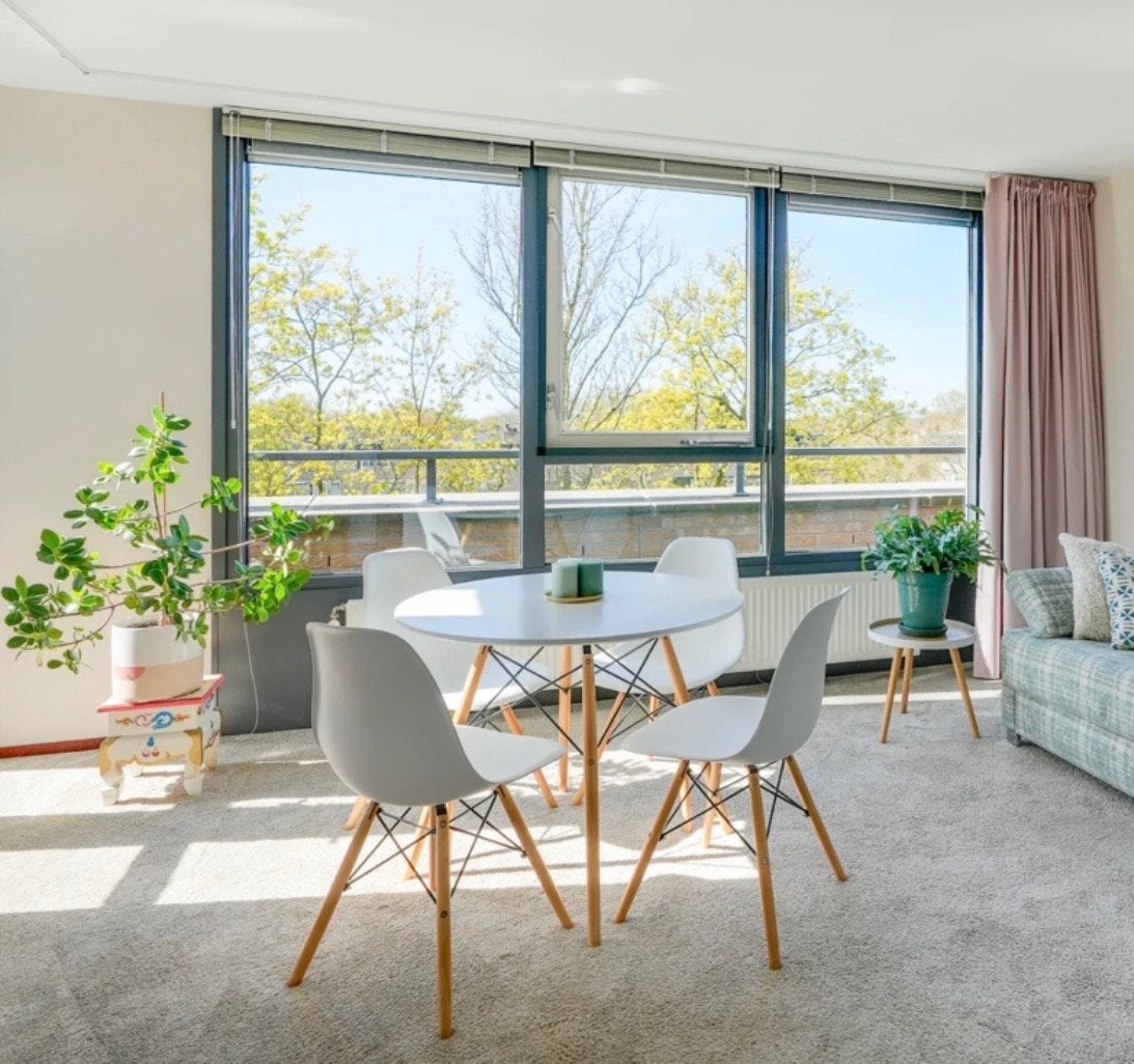 Moderne witte eettafel met 4 stoelen, Ophalen, Kunststof, 100 tot 150 cm, 50 tot 100 cm