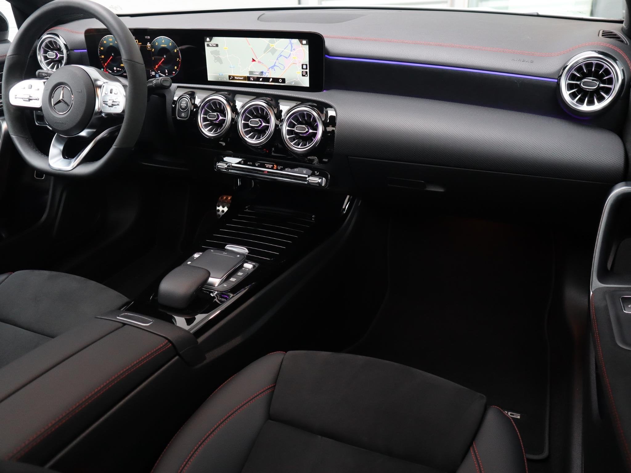 Mercedes-Benz CLA-klasse 200 AMG Line l Panoramadak l Stoelv, Auto's, CLA, Stof, Gebruikt, 1600 kg