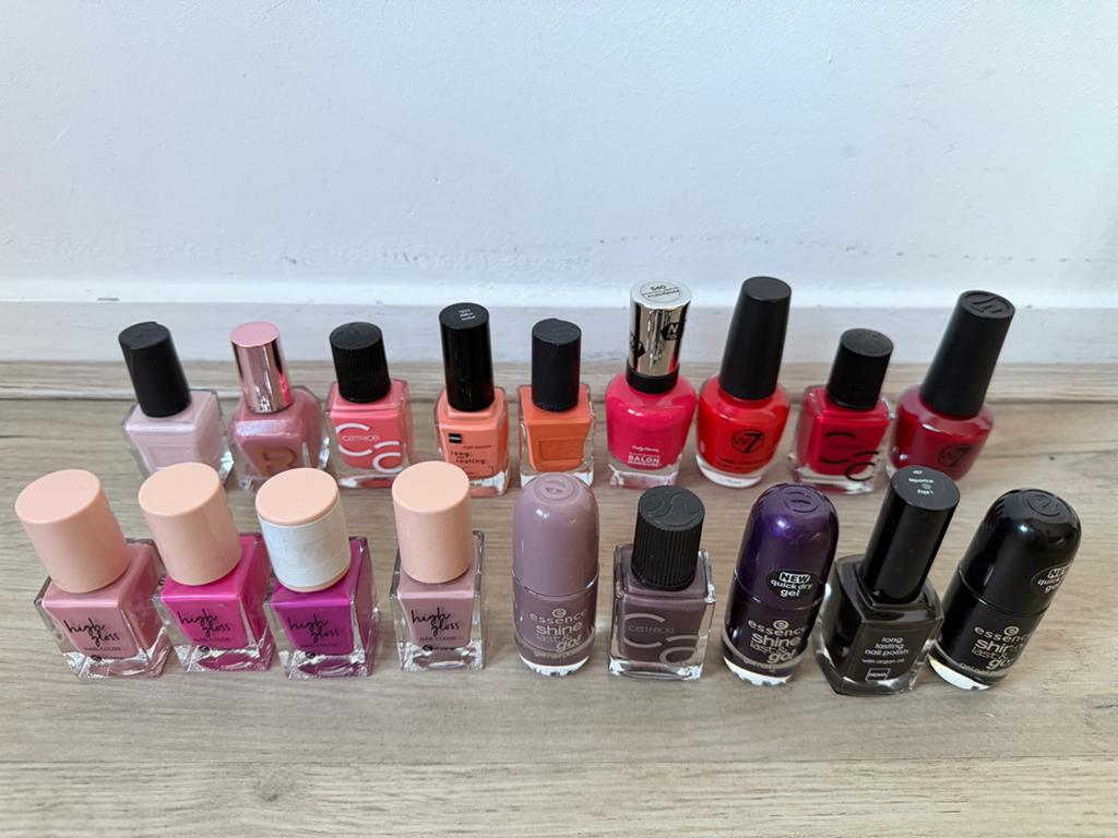 18 flesjes nagellak oa Cartrice, Sally Hansen, Essence, Ophalen of Verzenden, Zo goed als nieuw, Handen en Nagels, Make-up