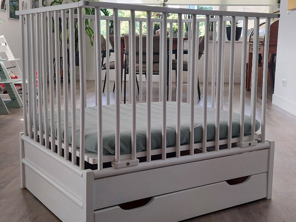 Praktische witte box met lade, matras, inklapbaar opvouwbaar, Kinderen en Baby's, Boxen, Ophalen, Gebruikt, Rechthoekig, In hoogte verstelbaar