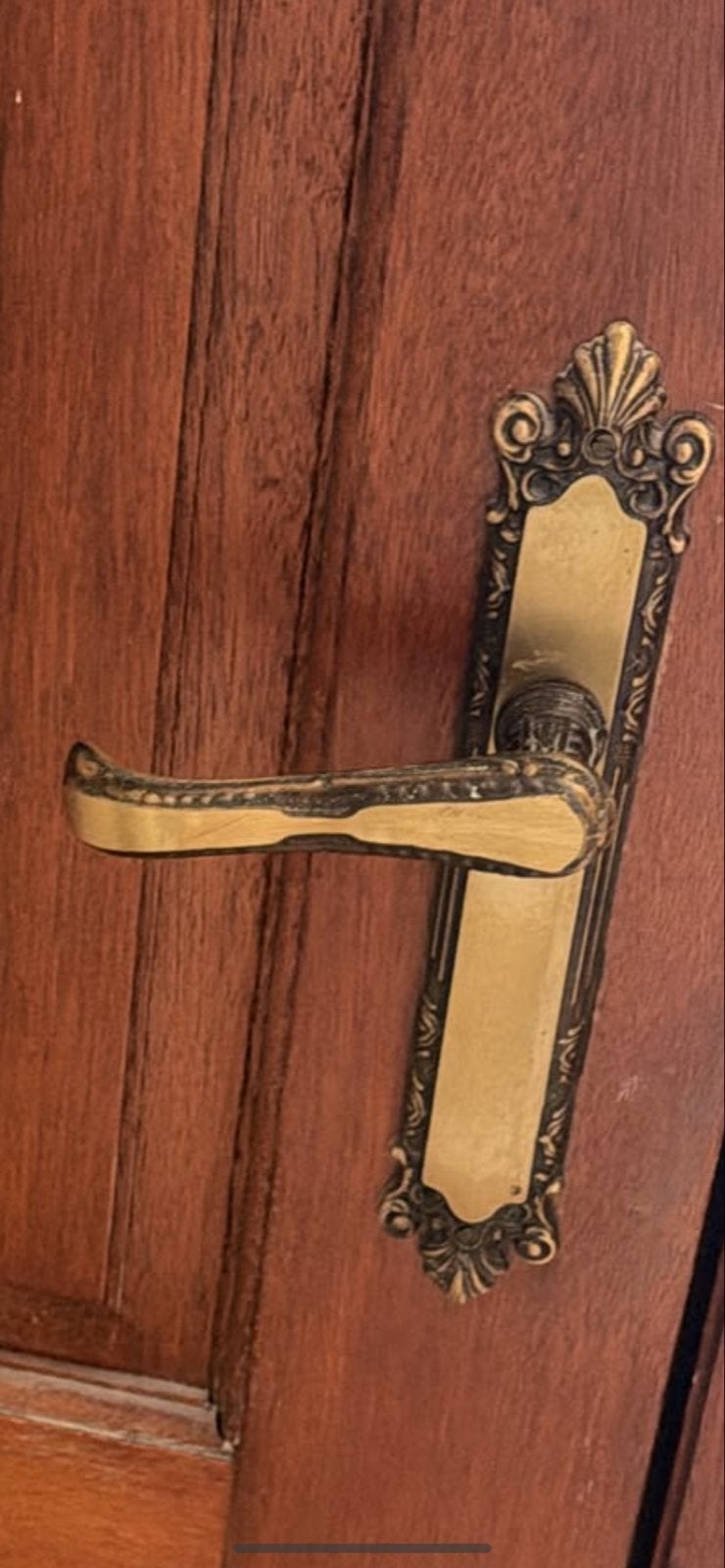 Antieke vintage houten deur met sierlijke klink, Ophalen