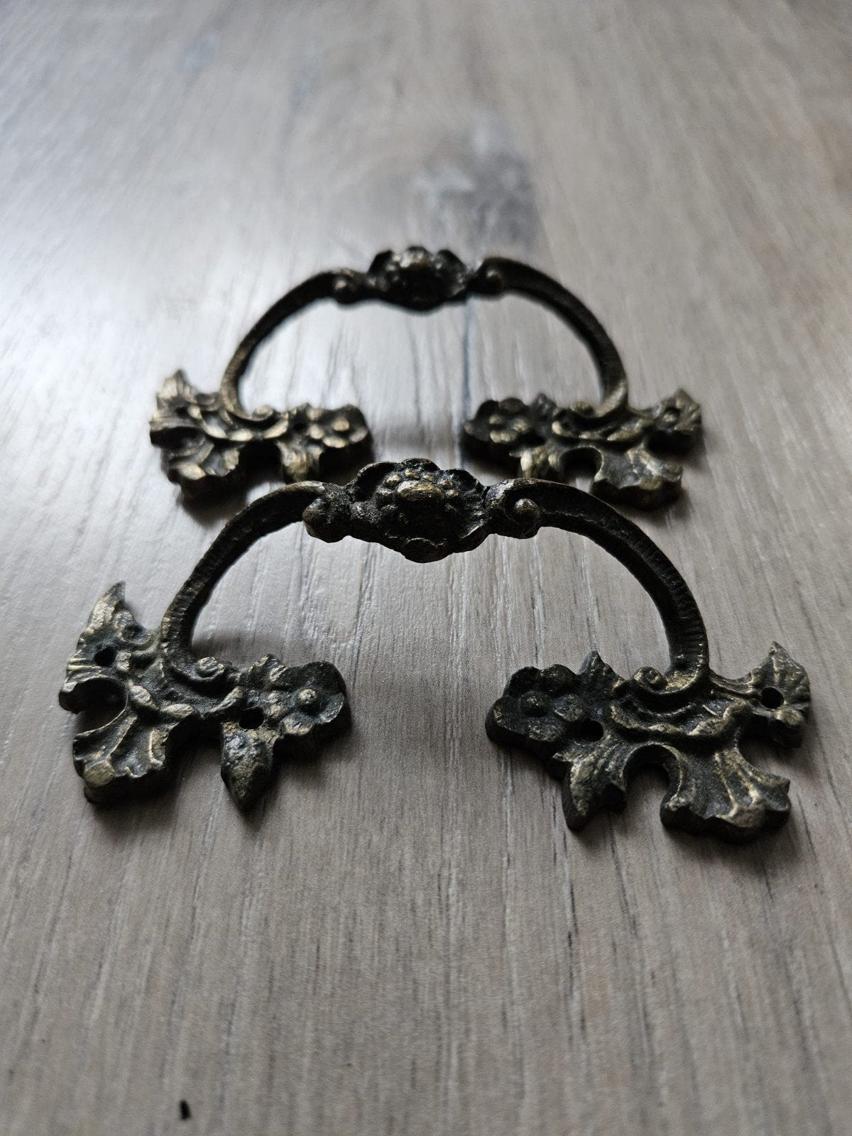 Set van 2 Antieke Meubelgrepen – Barok / Rococo, Ophalen of Verzenden, Gebruikt, Koper of Messing, Overige typen